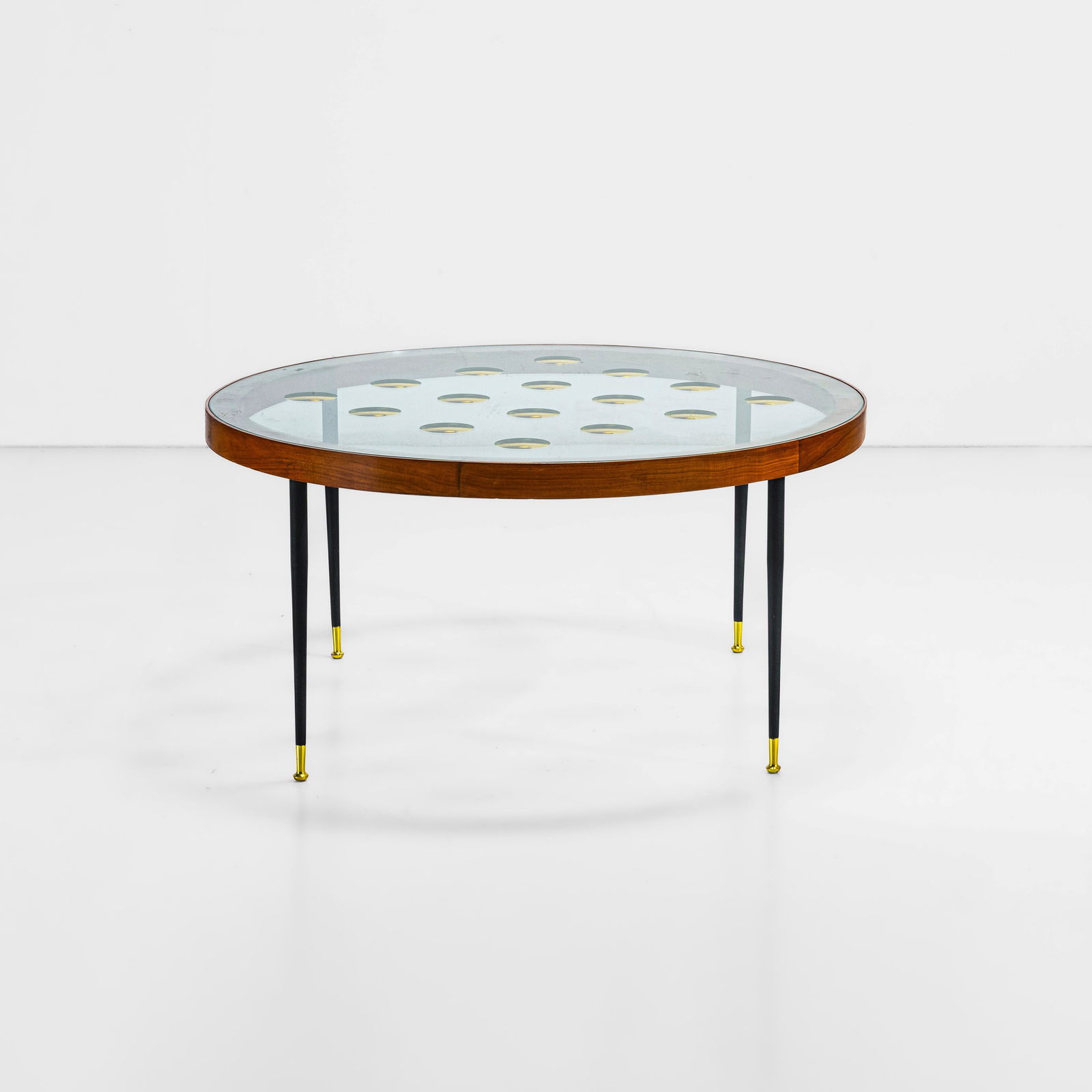 Cristal Art Tavolo basso: Struttura in metallo laccato e dettagli in ottone. Piano in cristallo inciso. Marchio originale. Prod. Cristal Art, Italia, 1950 ca.