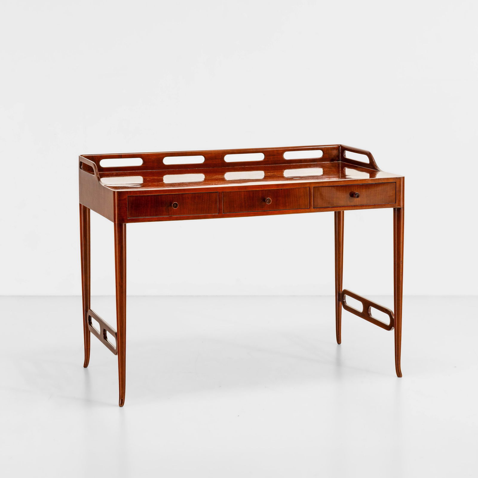 Guglielmo Ulrich Scrivania: Struttura, sostegni e cassetti in legno. Prod. Italia, 1950 ca. L. Sacchetti, Guglielmo Ulrich, p. 393, f. 212, Federico Motta Editore, 2009. (modello simile)