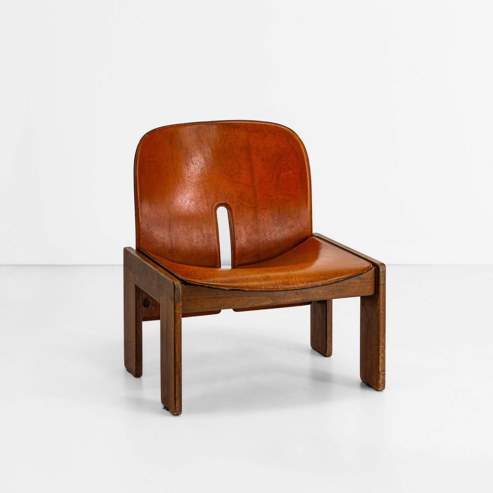 Afra e Tobia Scarpa Poltrona mod. 925: Struttura in legno e rivestimento in cuoio. Prod. Cassina, Italia, 1966. G. Gramigna, Repertorio del design italiano 1950-1980, p. 236 , Mondadori, 1985.