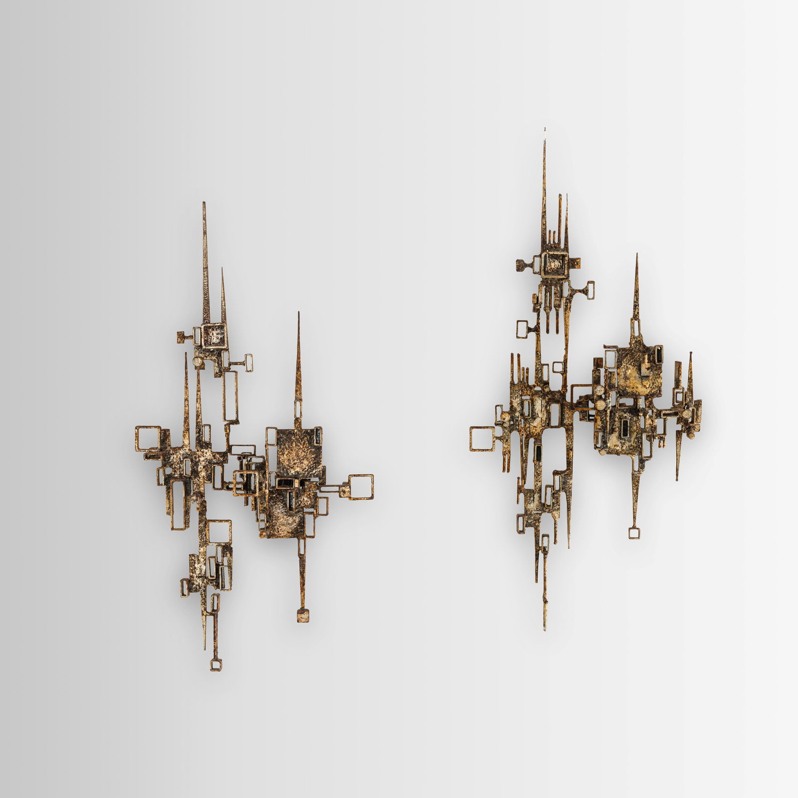 Due lampade a parete.: Struttura in metallo. Prod. Italia, 1970 ca.