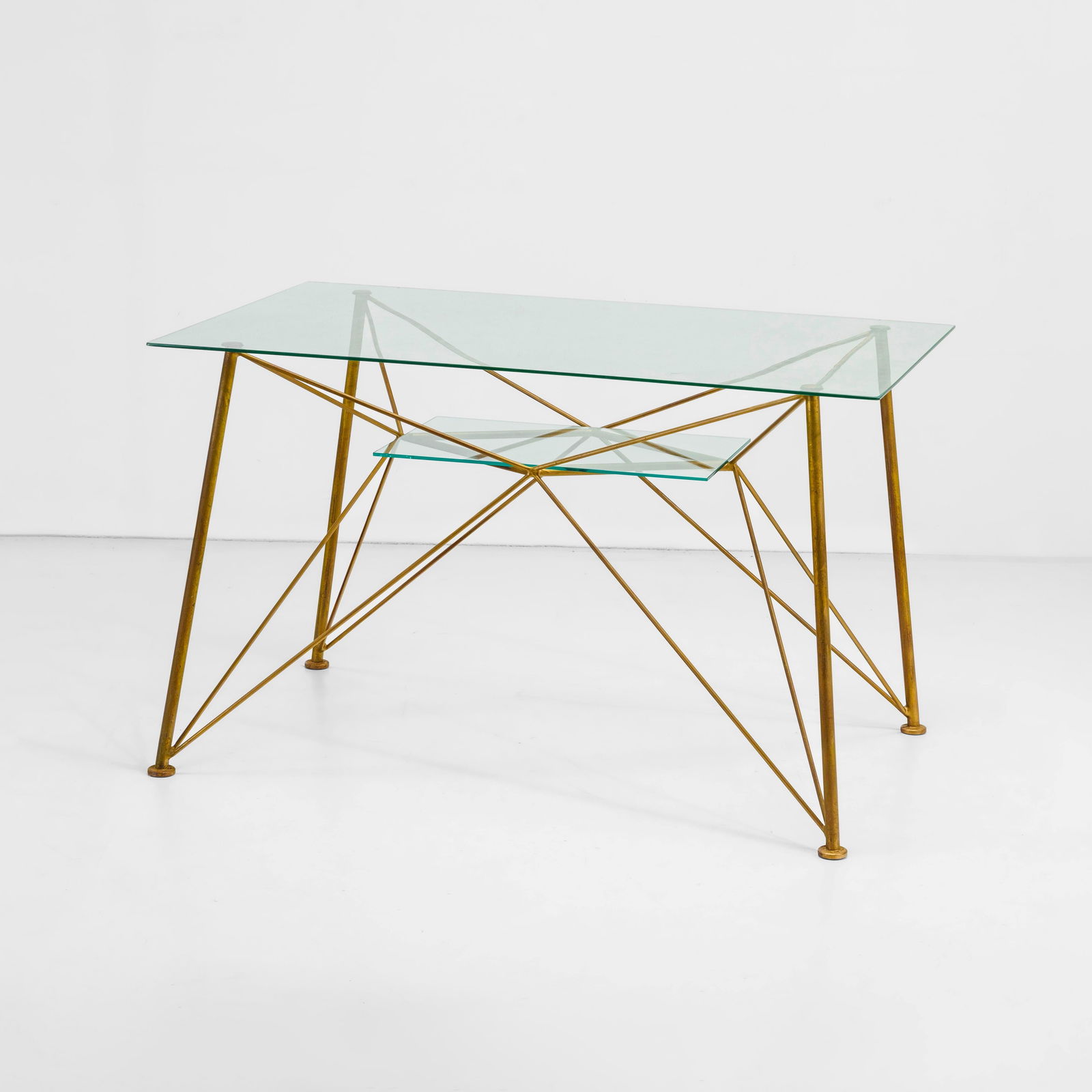 Franco Berlanda Scrivania: Struttura in ottone, piani in vetro temprato. Pezzo unico. Proveniente da una collezione privata di Torino. Prod. Italia, 1950 ca.