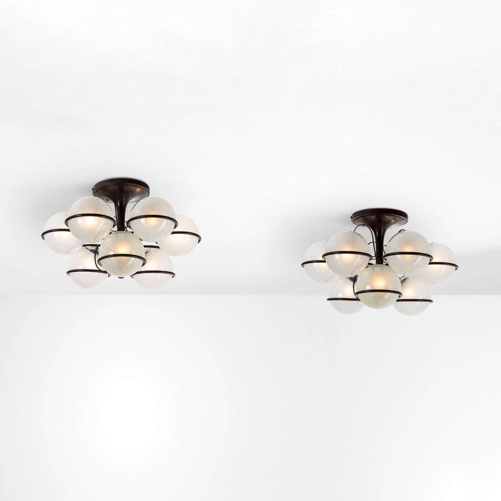 Gino Sarfatti Due lampade a plafone mod. 2042/9. (1 of 1)