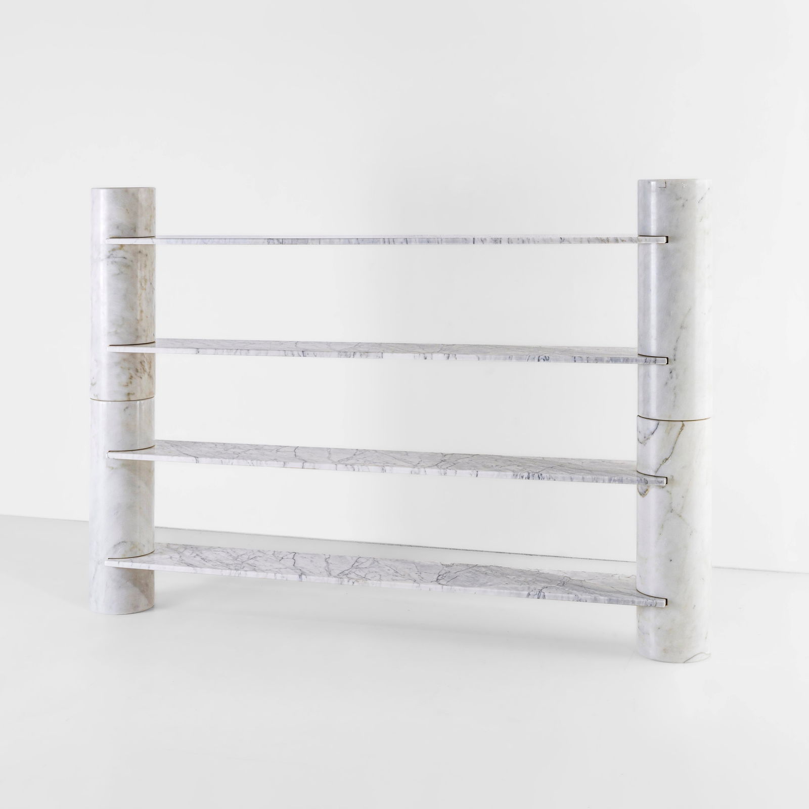 Angelo Mangiarotti Libreria mod. Loico: Sostegni e piani in marmo di Carrara. Etichetta originale. Proveniente da una collezione privata - Milano. Prod. Skipper, Italia, 1980 ca. Catalogo di produzione