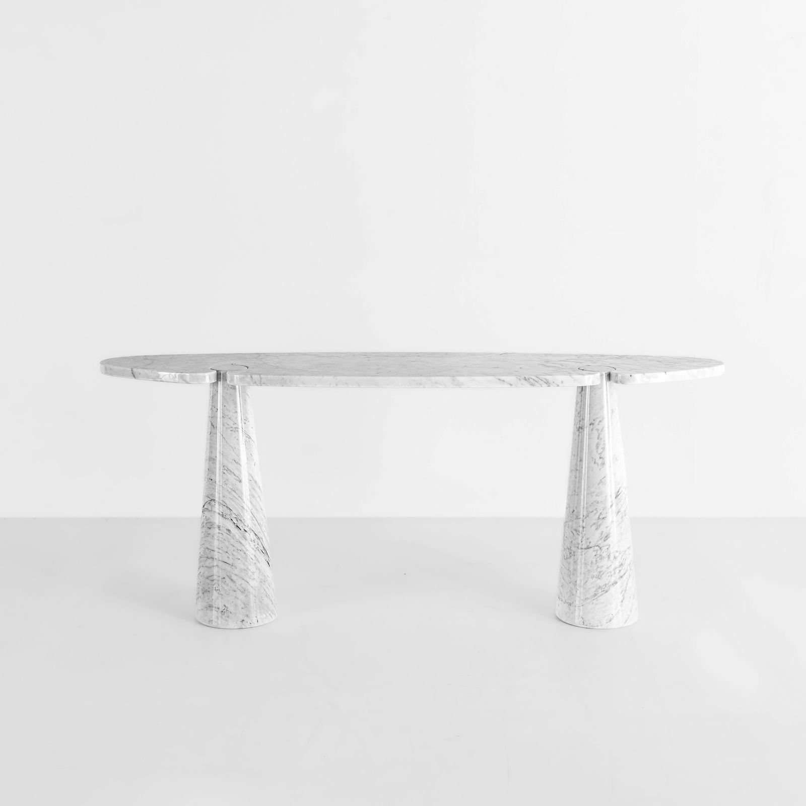 Angelo Mangiarotti Console della serie Eros: Struttura e piano in marmo. Etichetta originale. Proveniente da una collezione privata - Milano. Prod. Skipper, Italia, 1971. Catalogo di produzione Skipper B. Finessi, su Mangiarotti, p. 184, Abitare