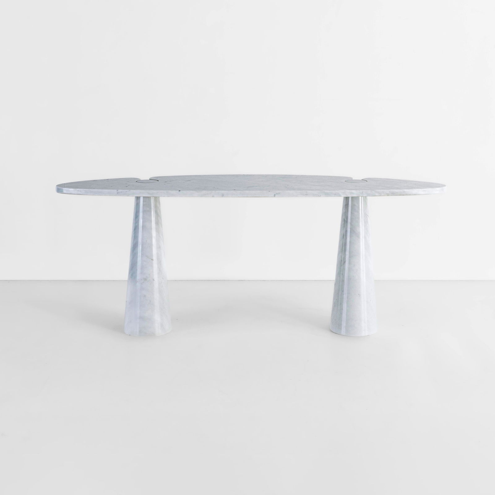 Angelo Mangiarotti Console della serie Eros: Struttura e piano in marmo. Etichetta originale. Proveniente da una collezione privata - Milano. Prod. Skipper, Italia, 1971. Catalogo di produzione Skipper B. Finessi, su Mangiarotti, p. 184, Abitare