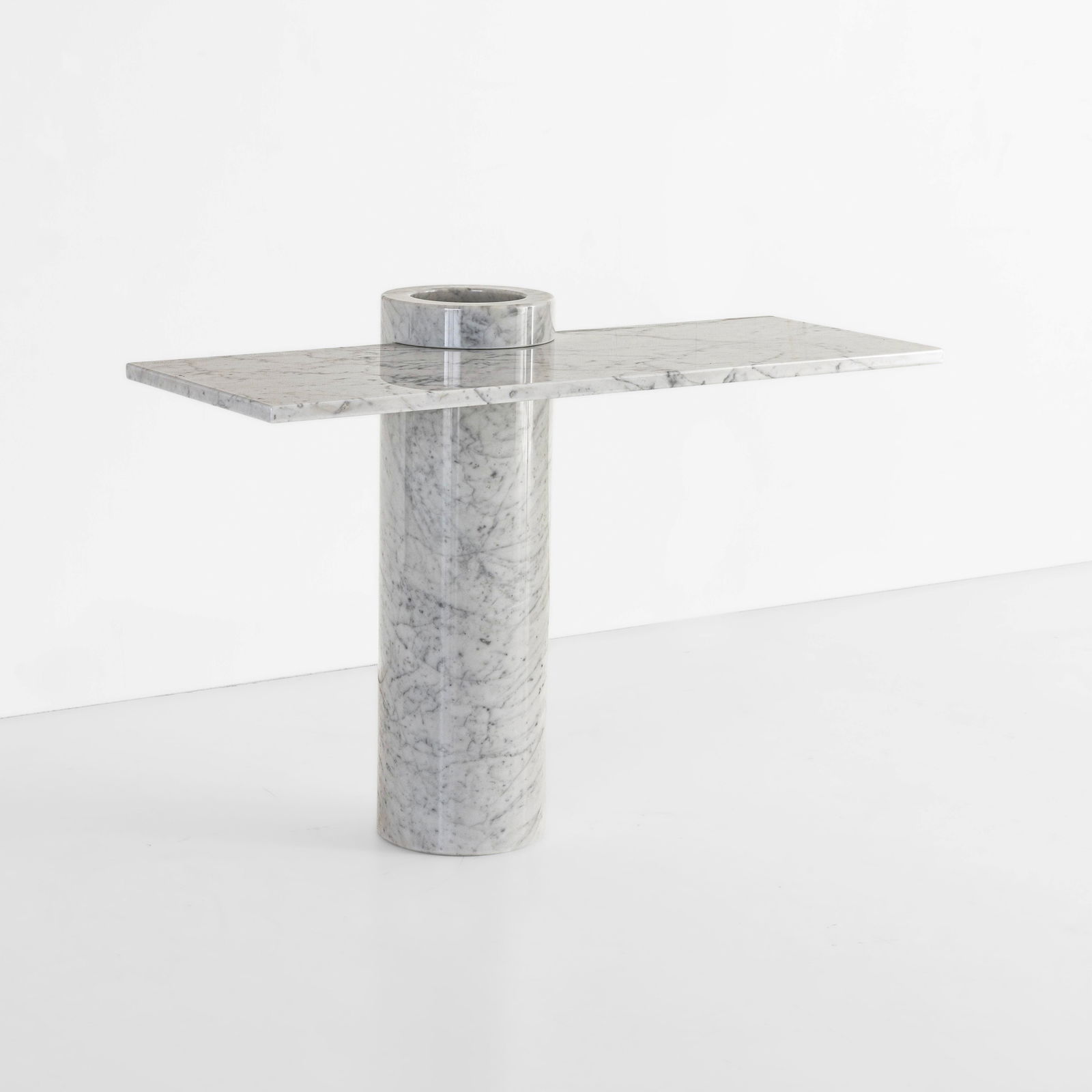 Angelo Mangiarotti Console mod. Loico: Struttura e piano in marmo bianco Carrara. Proveniente da una collezione privata - Milano. Prod. Skipper, Italia, 1970 ca.