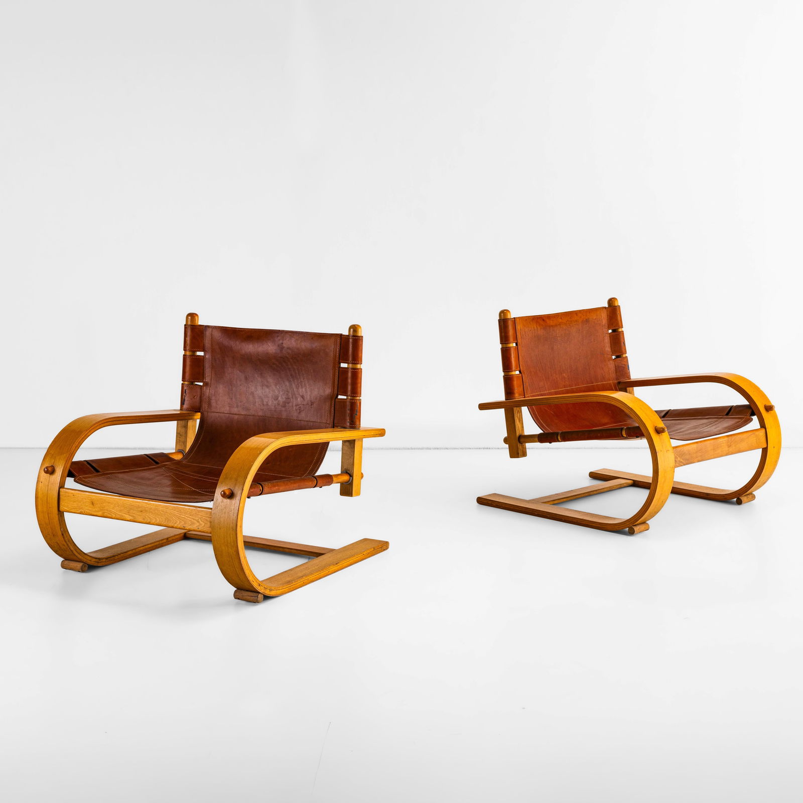 De Pas, D'Urbino, Lomazzi Due poltrone mod. Scacciapensieri: Struttura in legno curvato e rivestimento in cuoio. Prod. Poltronova, Italia, 1970 ca.