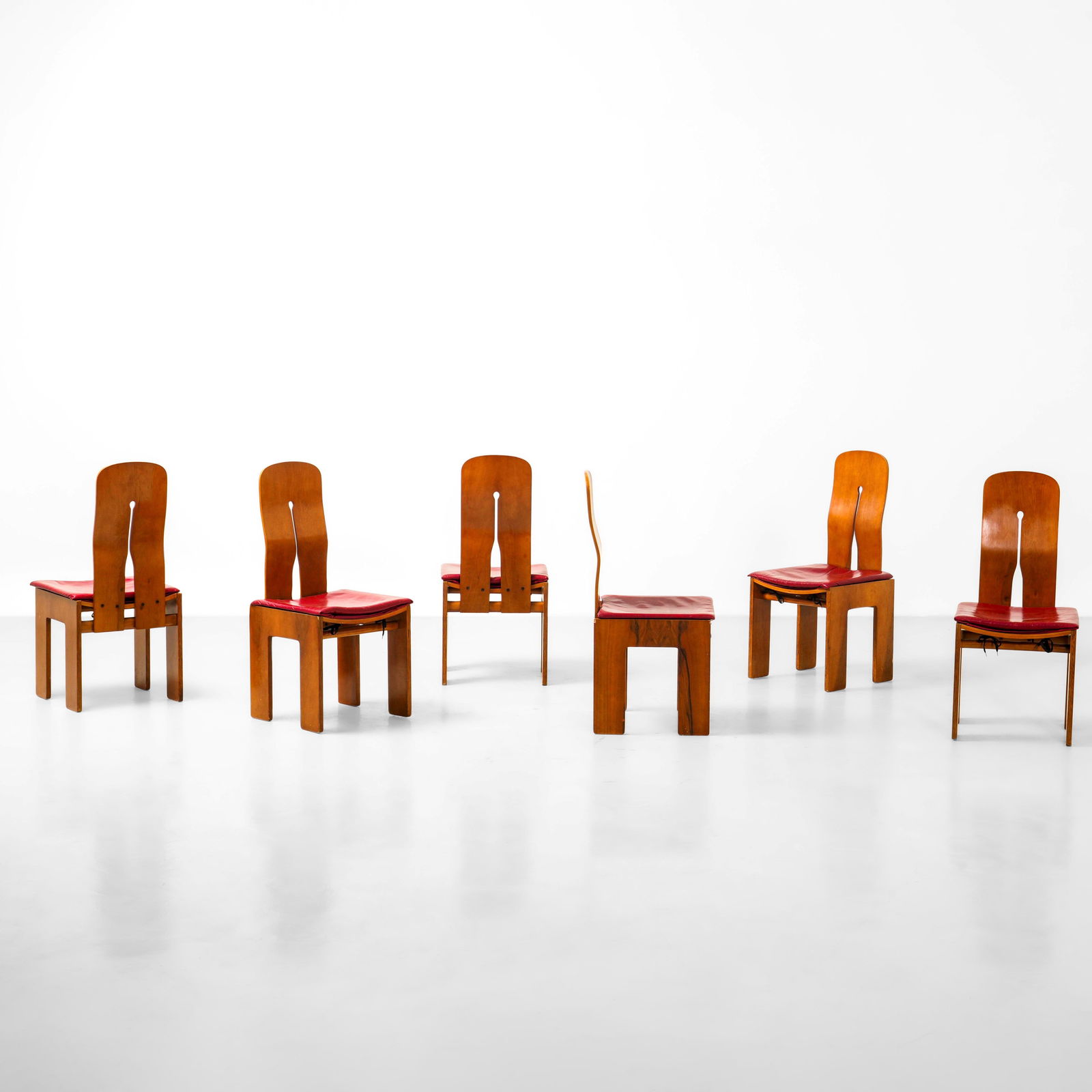 Carlo Scarpa Sei sedie mod. 765: Struttura in legno e legno multistrato, rivestimenti della seduta in pelle. Marchio originale. Prod. Bernini, Italia, 1970 ca. Domus n° 565, 1976