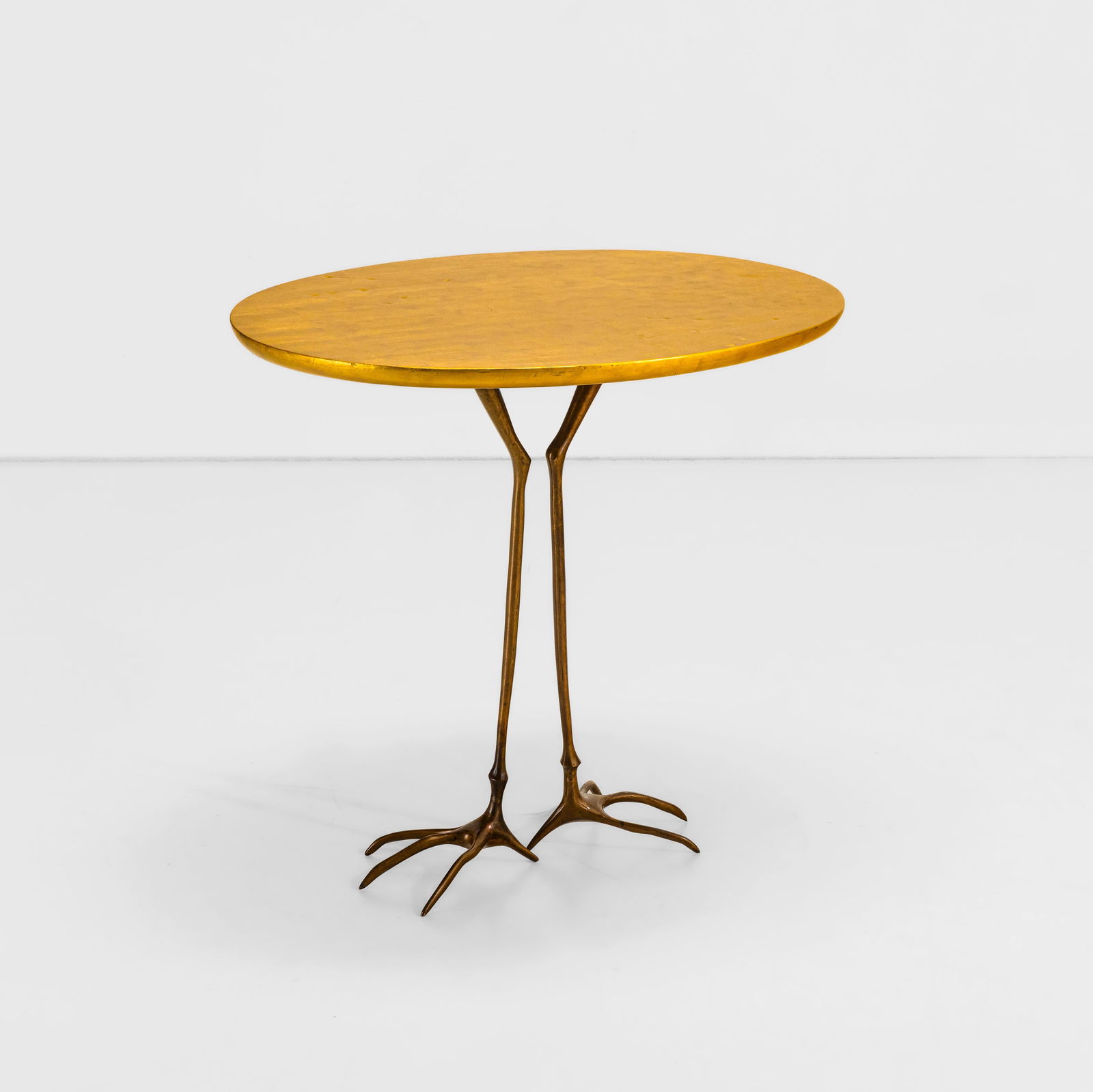 Meret Oppenheim Tavolo occasionale mod. Traccia: Struttura in fusione di bronzo dorato e piano in legno a foglia oro. Prod. Simon Gavina, Italia, 1972 Catalogo originale