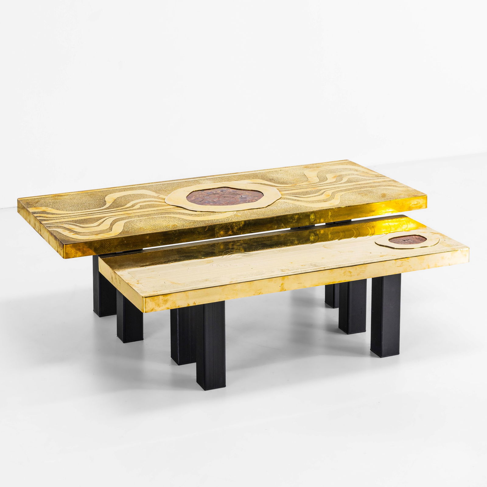 Willy Daro Due tavoli bassi: Struttura in metallo laccato, piani in ottone. Elementi decorativi in pietra dura. Firma originale. Prod. Belgio, 1980 ca.