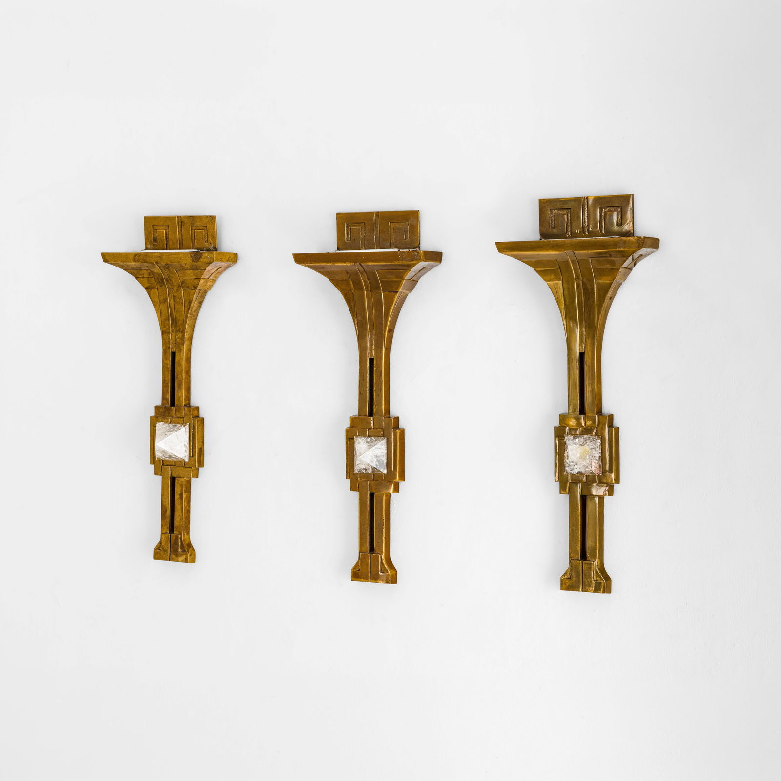 Willy Daro Tre lampade da parete: Struttura in ottone e cristallo di rocca. Firma originale. Prod. Belgio, 1970 ca.