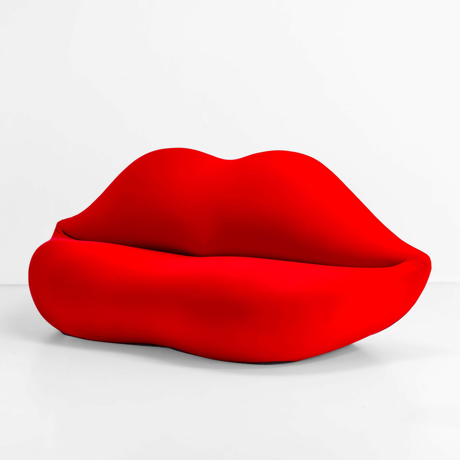 Studio 65 Divano mod. Merilyn Bocca: Struttura in poliuretano espanso con rivestimento in tessuto. Marchio originale. Proveniente da una collezione privata - Milano. Prod. Gufram, Italia, 1970 ca. F. Mello (a cura di), The Rock Furniture