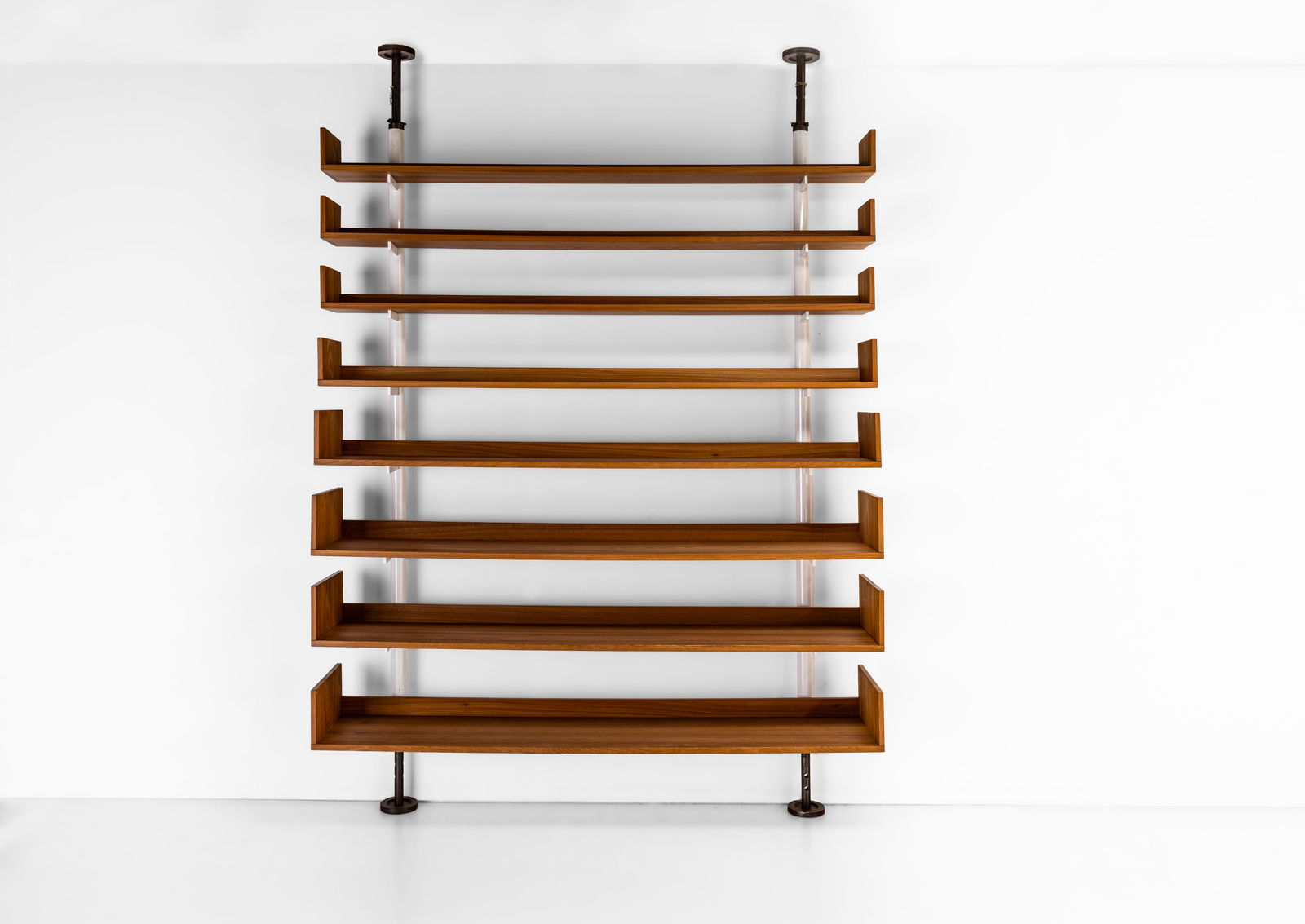 Carlo Scarpa Libreria mod. 795: Struttura in metallo laccato e supporti in metallo ad altezza regolabile. Mensole a profondità variabile in legno. Etichetta e marchio originale. Prod. Bernini, Italia, 1980 ca. G. Gramigna,