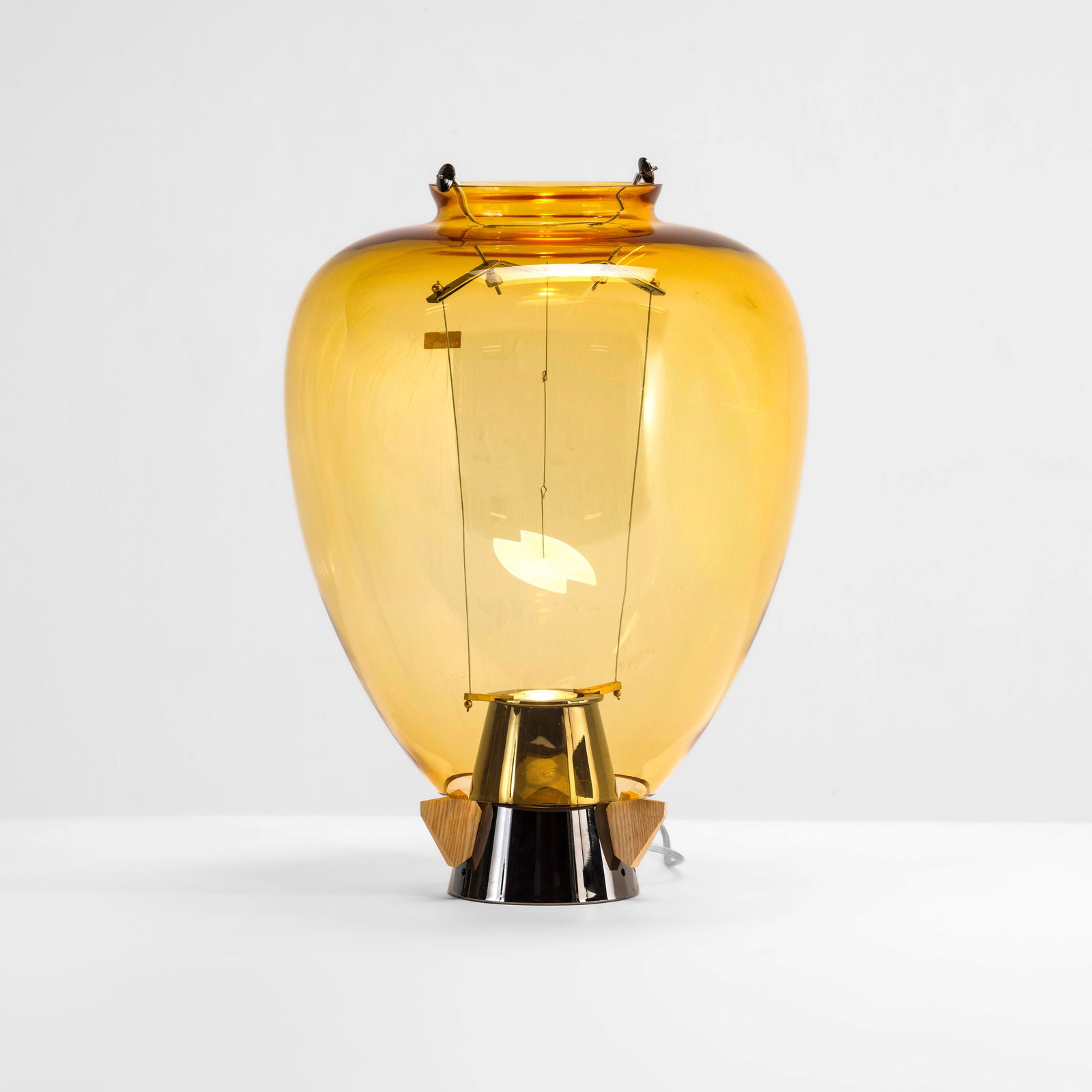 Umberto Riva Lampada da tavolo mod. Veronese: Struttura in metallo cromato e sostegni in legno. Diffusore in vetro di Murano colorato. Riflettore interno in cristallo. Prod. Barovier & Toso, Italia, 1984. G. Gramigna, Repertorio del design