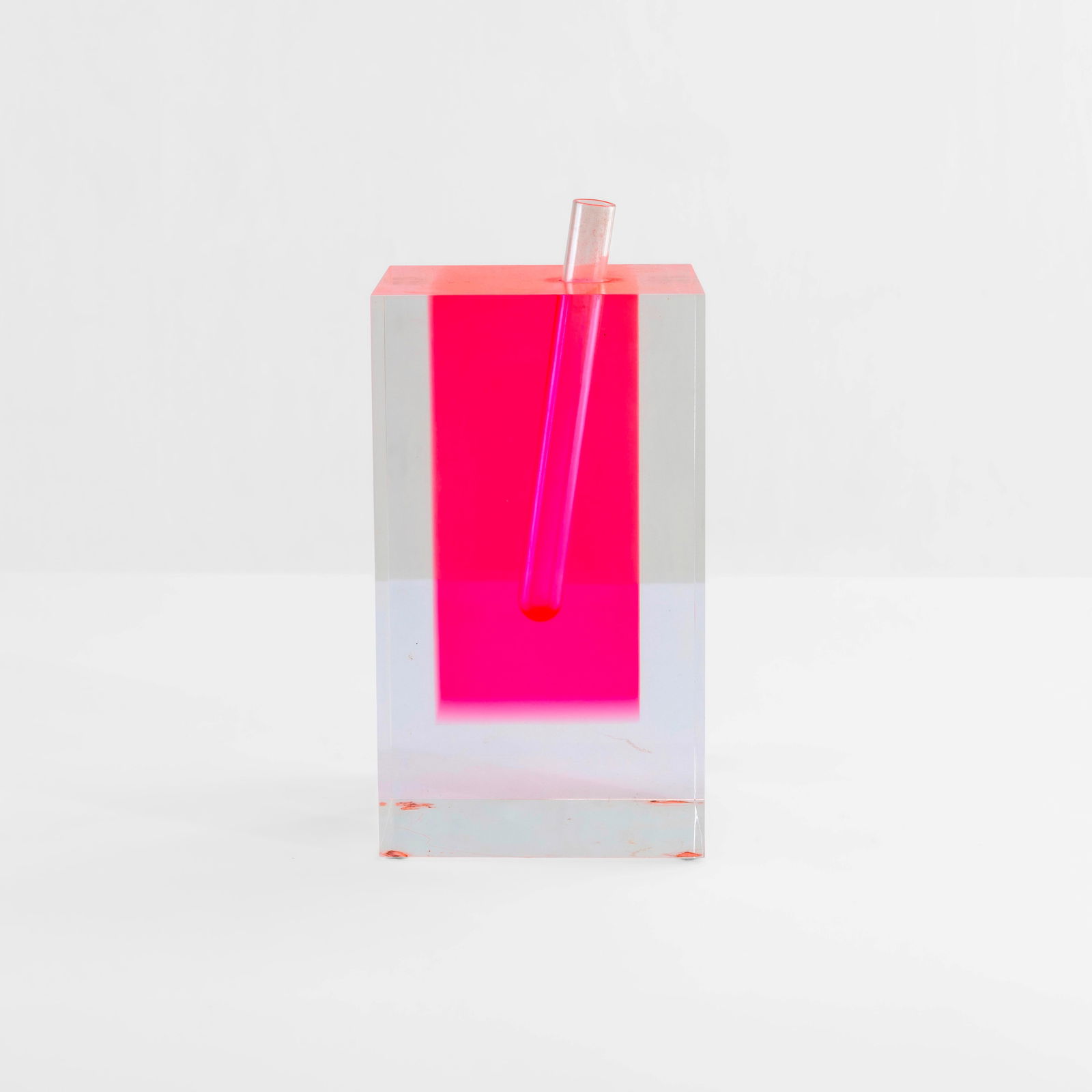 Shiro Kuramata Vaso Soliflore mod. 2: Resina acrilica e vetro. Prod. Ishimaru Co, Giappone, 1989. Shiro Kuramata 1934-1991, Catalogo della mostra, Hara Museum of Contemporary Art, p. 193, Tokyo, 1996.