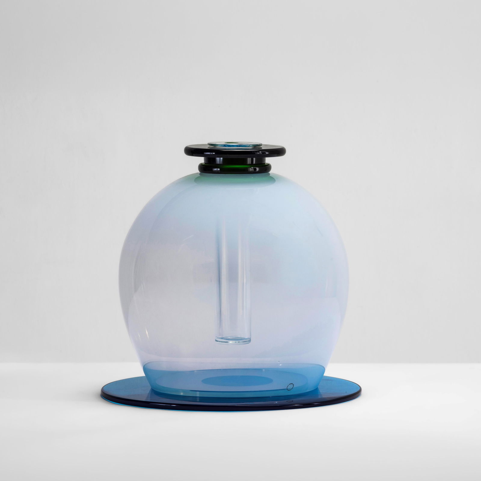 Ettore Sottsass Vaso mod. Medusa: Vetro soffiato opalescente con collo applicato in pasta vitrea e basamento a disco in vetro colorato. Etichetta originale. Esemplare firmato e numerato 59/99. Proveniente da una collezione privata