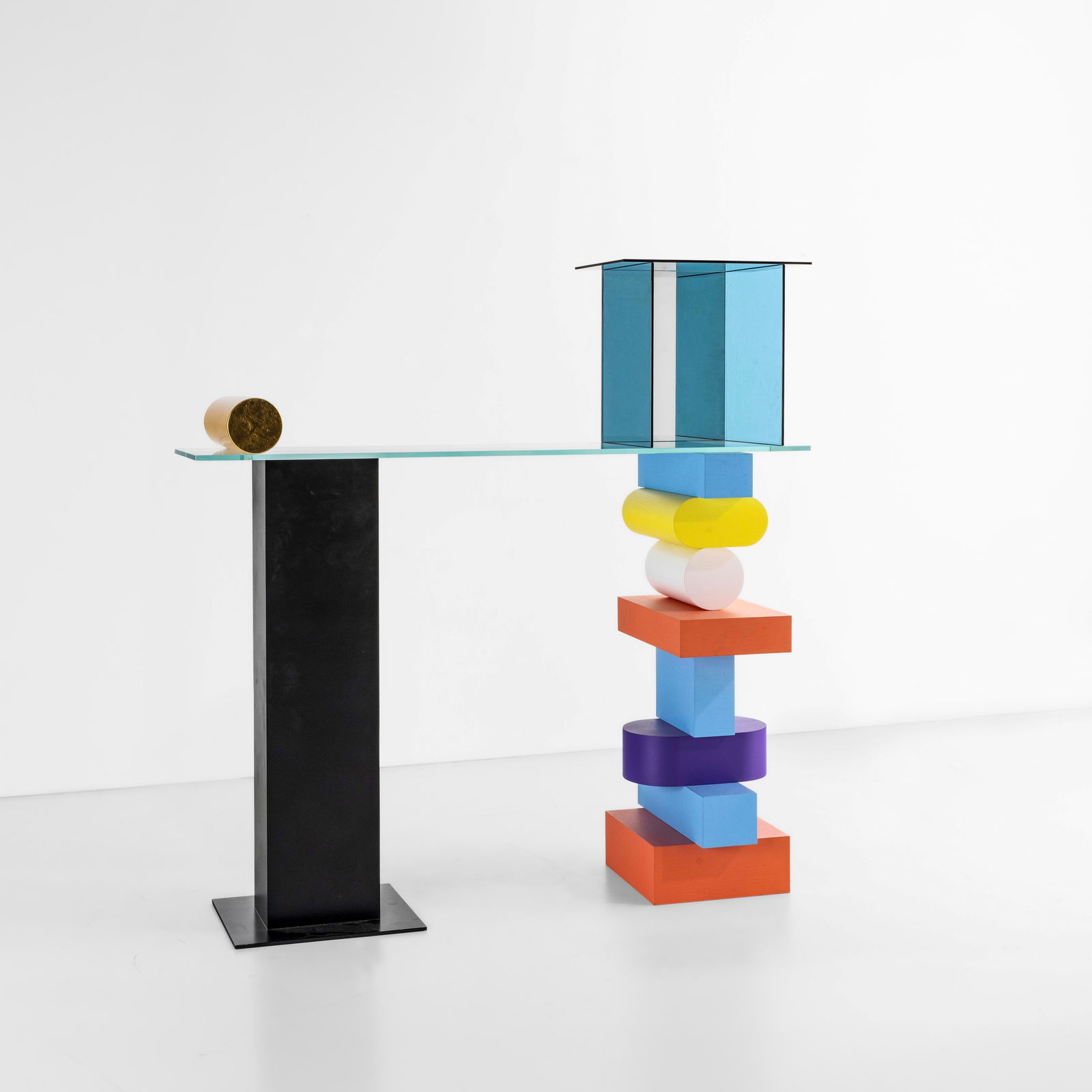 Ettore Sottsass Console mod. Solitaria: Struttura in legno laccato e legno dorato, metallo laccato, vetro e cristallo specchiato. Etichetta originale. Esemplare firmato e numerato 8/9. Proveniente da una collezione privata - Milano. Prod.