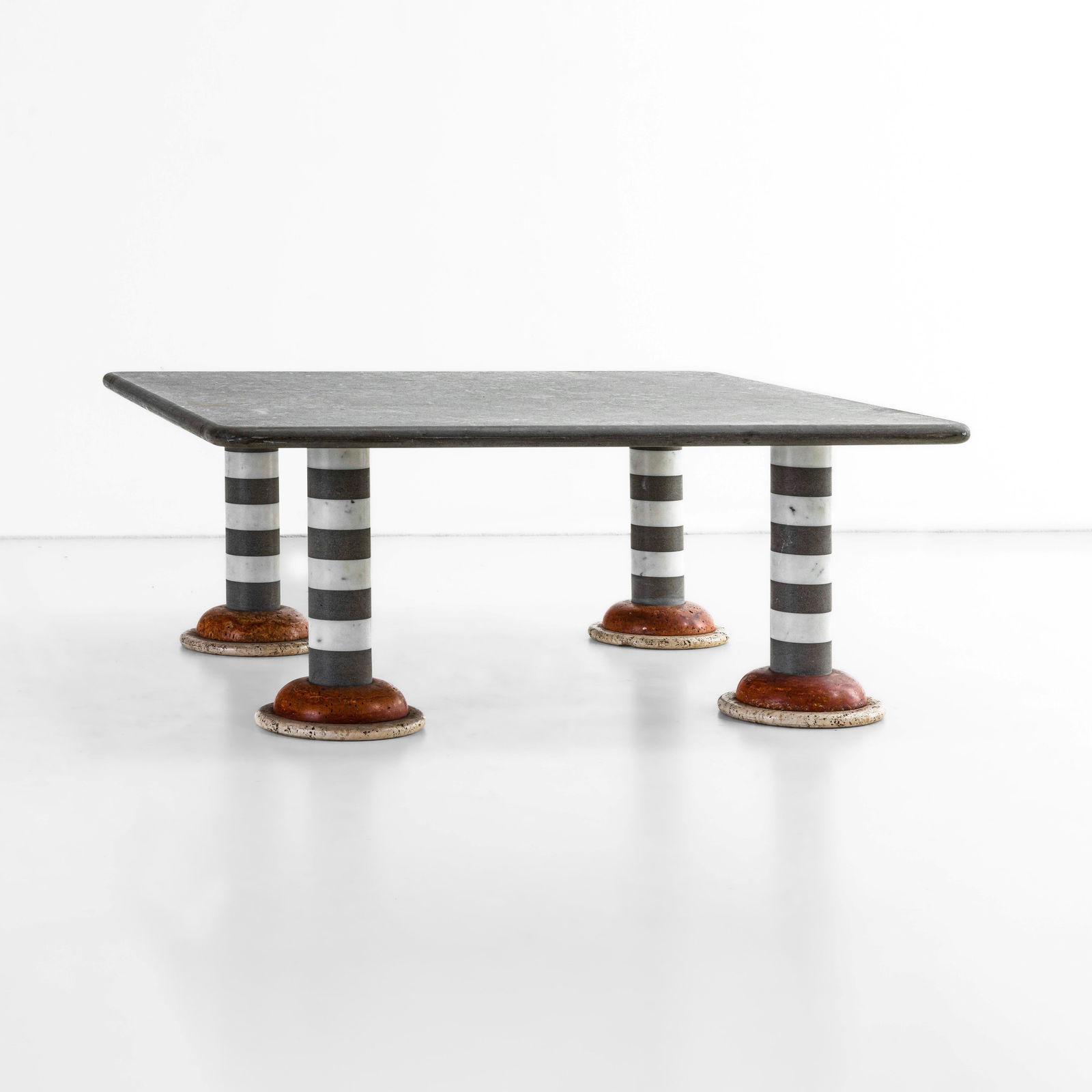 Michele De Lucchi Tavolo basso mod. Calcutta: Struttura e piano in pietra. Prod. Up&Up, Italia, 1991.