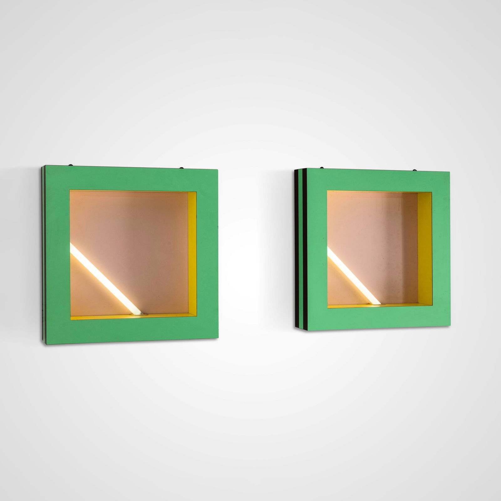 Martin Bedin Due lampade da parete mod. Negresco: Struttura in legno e legno laminato. Marchio originale. Prod. Memphis Milano, Italia, 1981.