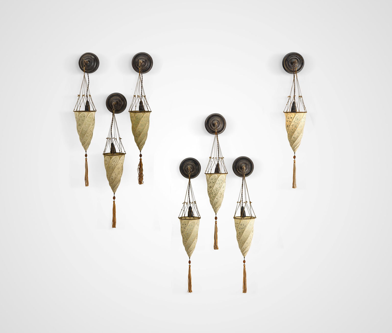 Mariano Fortuny Y Madrazo Sette lampade a parete mod. Cesendello: Struttura in ottone, corda, paralume in seta. Elementi decorativi in vetro di Murano. Marchio originale. Prod. Venetia Studium, Italia, 1990 ca.