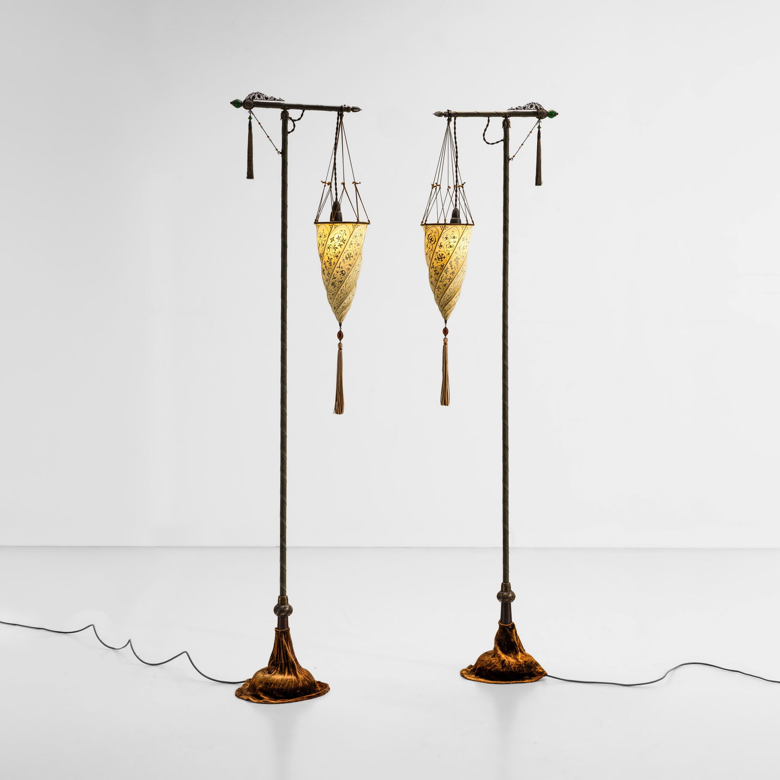 Mariano Fortuny Y Madrazo Due lampade da terra mod. Cesendello (1 of 3)