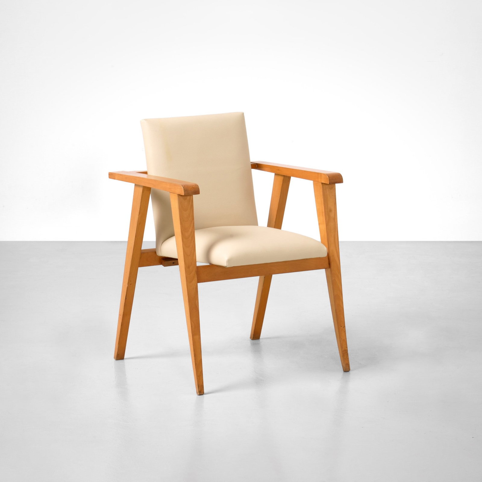 Poltrona: Struttura in legno e rivestimento in skai. Prod. Italia, 1960 ca. . Measuers: cm 63X64X85