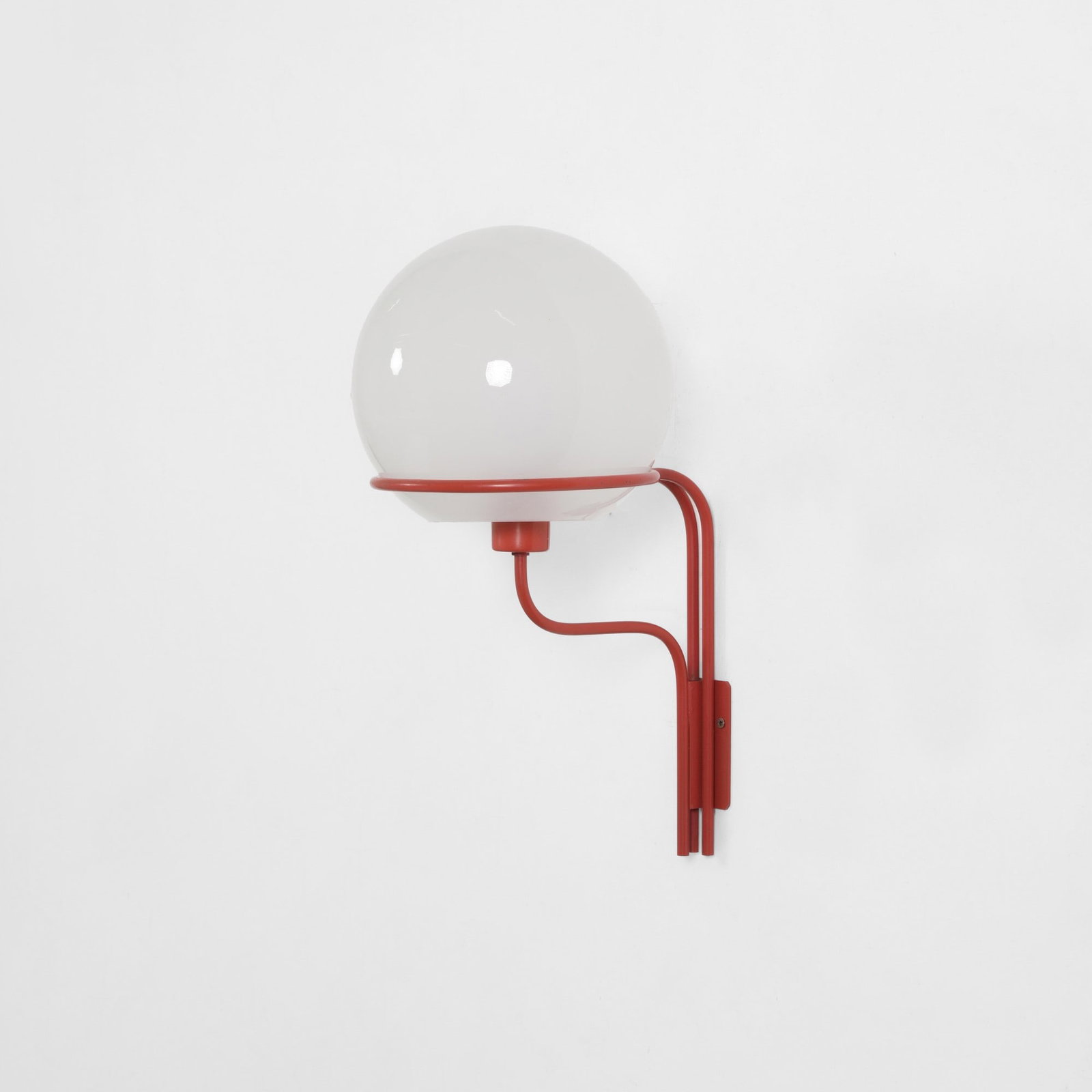Ico Parisi Lampada da parete mod. 149: Struttura in metallo tubolare laccato e diffusore in vetro satinato. Prod. Arteluce, Italia, 1960 ca. . Measuers: cm 25X33X55