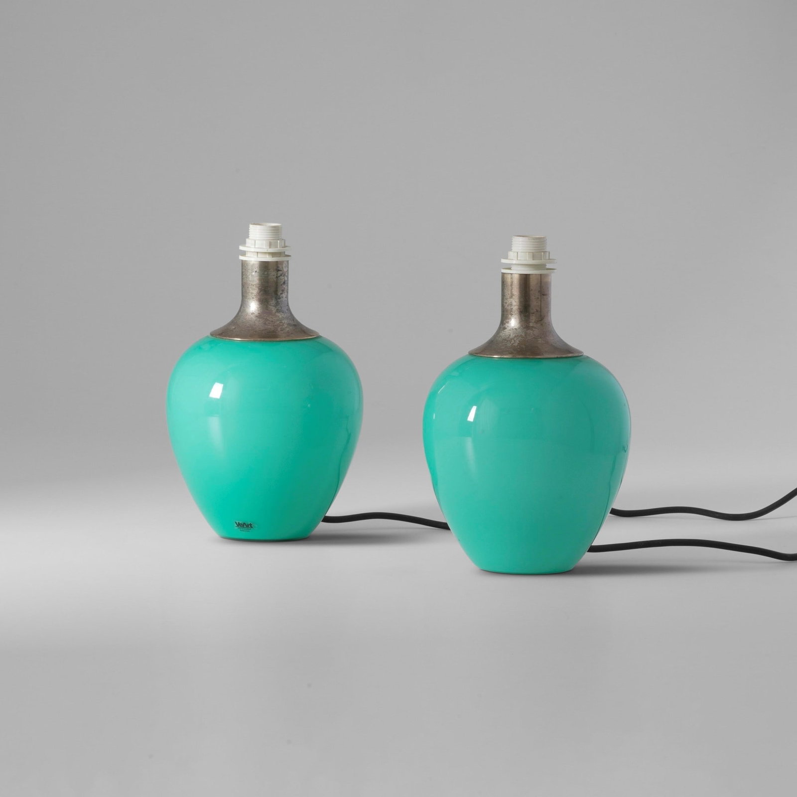 VeArt Due lampade da tavolo: Montatura in metallo e vetro opalino colorato. Etichetta originale. Prod. VeArt, Italia, 1970 ca. . Measuers: cm 20X26