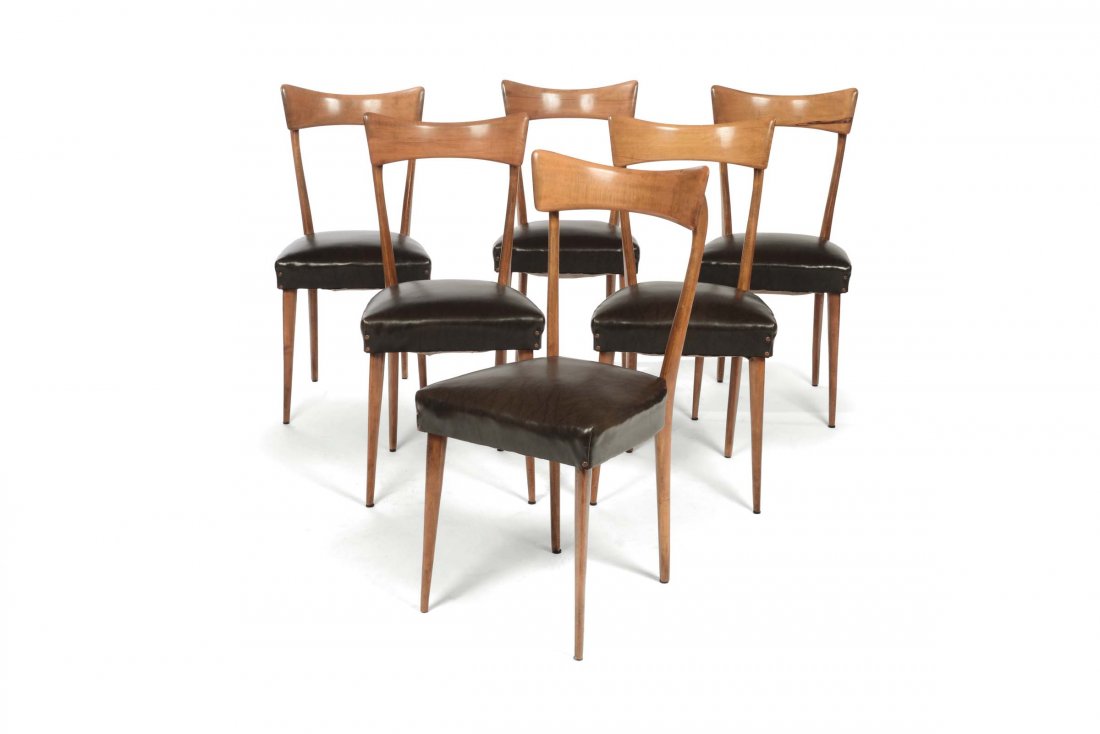 Ico Parisi (attribuzione): Sei sedie in legno di frassino rivestito in skai. Prod. Ariberto Colombo, Italia, 1950 ca. cm 88.6x43.5x52