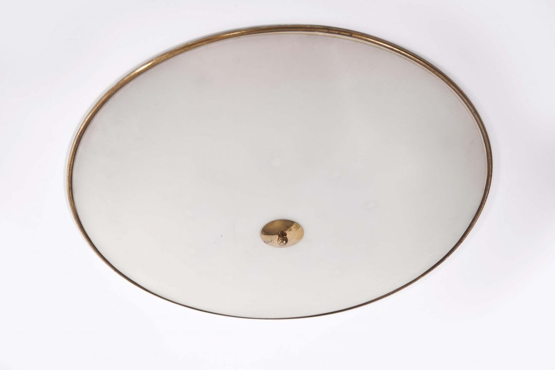 Pietro Chiesa: Plafoniera in ottone lucido, metallo laccato bianco con diffusore in vetro opalino bianco. Prod. Fontana Arte, Italia, 1940 ca. cm 80