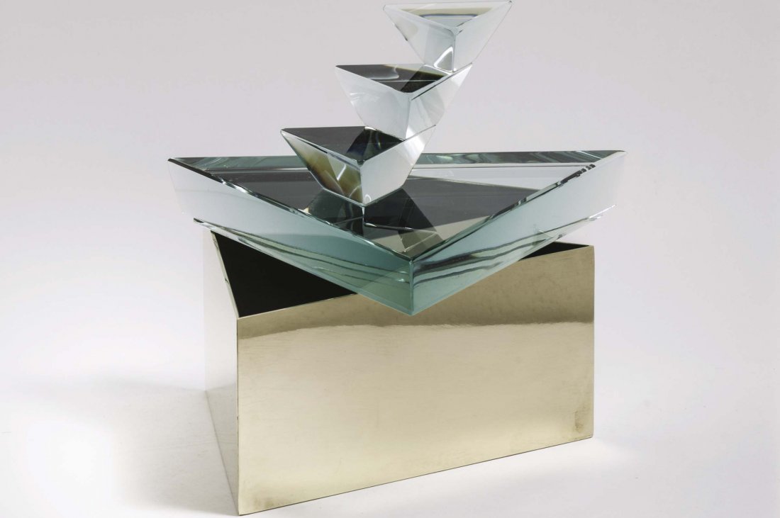 Roberto Giulio Rida: Tre scatole triangolari con corpo in ottone con interno in acciaio, coperchi in cristallo di alto spessore molati a mano. Firmati con logo. Prototipi. Prod. RGRida, Italia, 2013 cm 25x21; 23.5x21; 21x