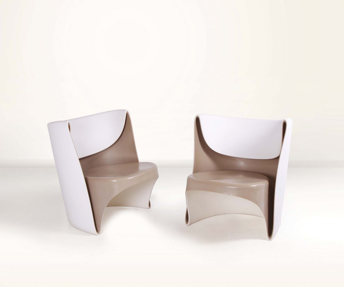 Ron Arad: Coppia di sedie Nino Rota realizzate in polietilene stampato in due colori contrastanti, uno per lÃ‚Â’interno e uno per lÃ‚Â’esterno. Prod. Cappellini, Italia, 2002 cm 72x62x67
