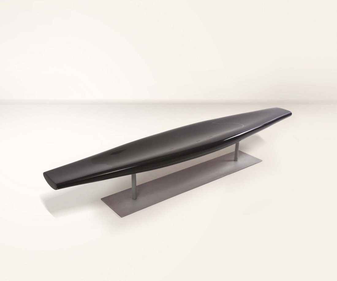 Jean Marie Massaud: Panca in fibra di vetro con base in acciaio inox satinato. Prod. Cappellini, 2001 cm 37x210x43