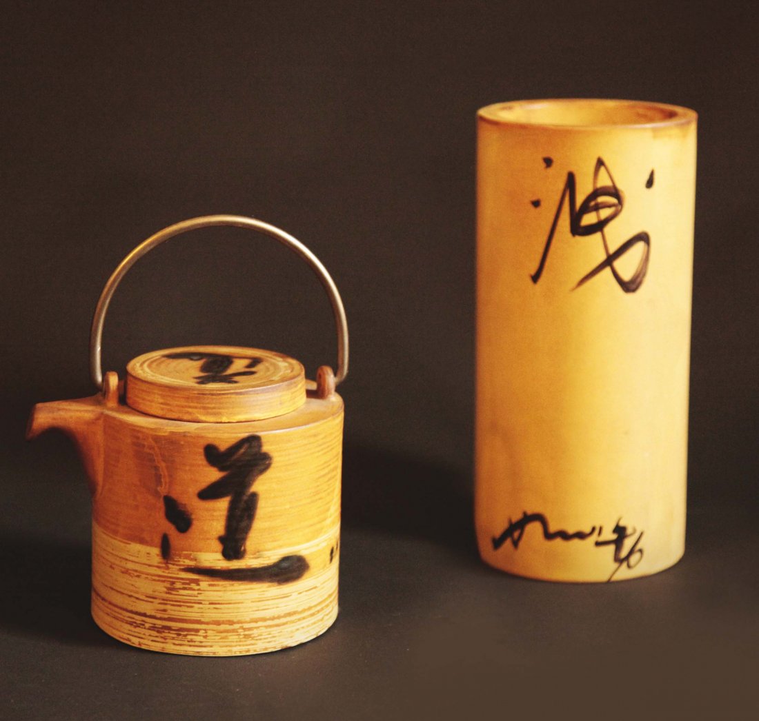 Hsiao Chin: Vaso e teiera in ceramica decorata. Prod. Ambrogio Pozzi, Italia, 1970 ca. cm Vaso: 25x12 Teiera: 14x16.5