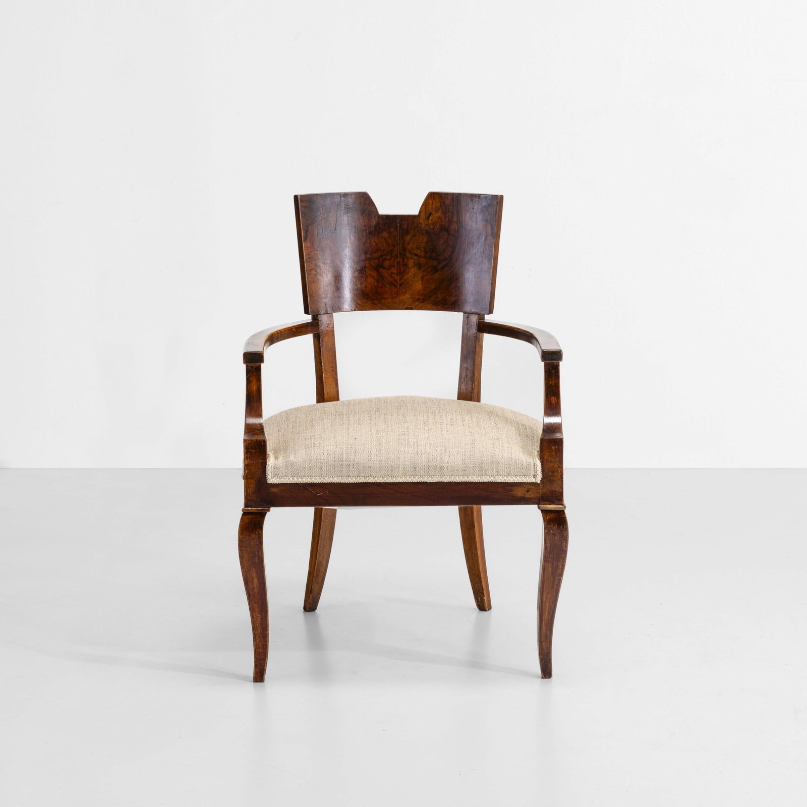 Gio Ponti , attribuito a Poltrona: Struttura in legno, rivestimento in tessuto. Prod. Italia, 1930 ca. . Measuers: W. 61 - D. 55 - H. 88 cm