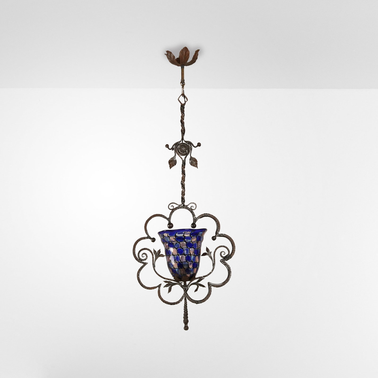 Lampada a sospensione: Struttura in ferro battuto, diffusore in vetro di Murano colorato. Prod. Italia, 1900 ca. . Measuers: W. 33 - D. 17 - H. 75 cm
