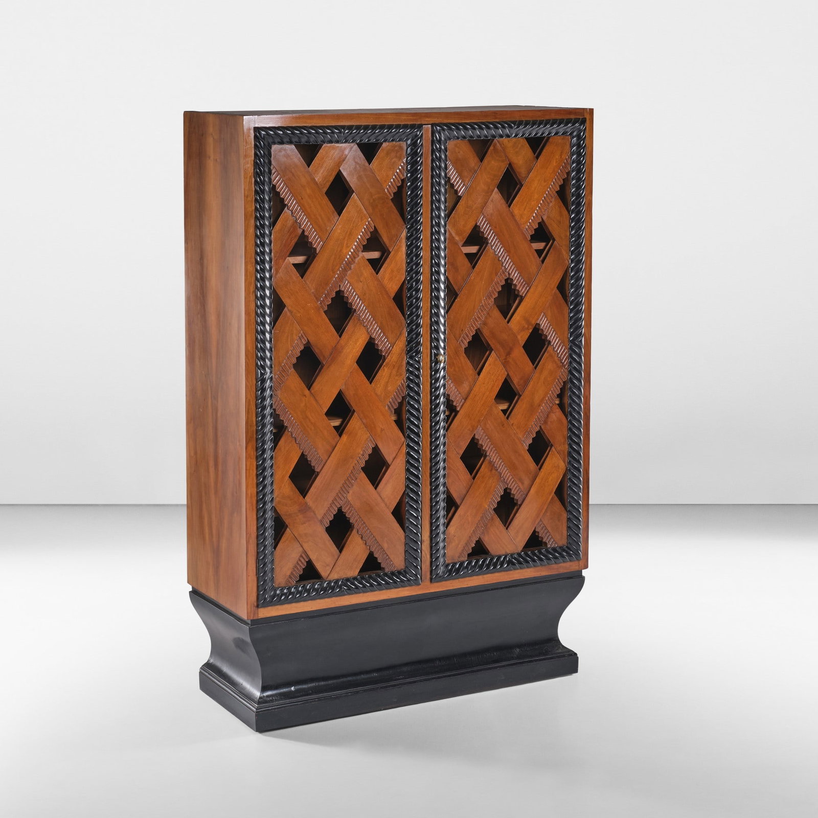 Michele Marelli Mobile contenitore: Struttura in legno lavorato con ripiani, ante a traverse intagliate e cornici in legno ebanizzato. Prod. Marelli, Italia, 1930 ca. R. Aloi, Esempi di arredamento moderno, f. 372, Hoepli, 1934 . Measue