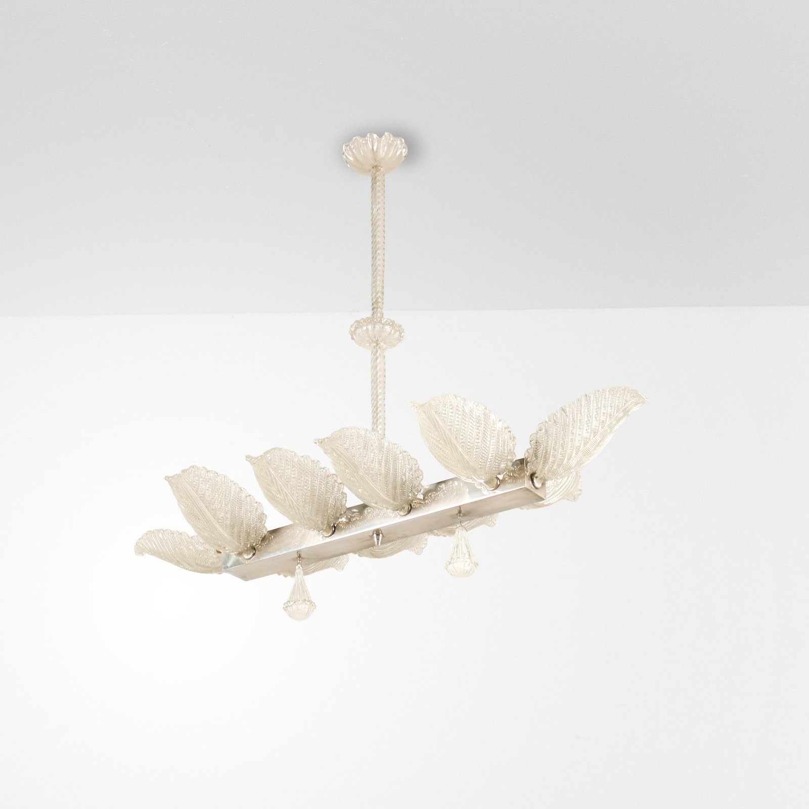 Barovier e Toso Lampada a sospensione: Struttura in metallo e vetro di Murano. Prod. Barovier e Toso, Italia, 1940 ca. . Measuers: W. 123 - D. 62 - H. 100 cm