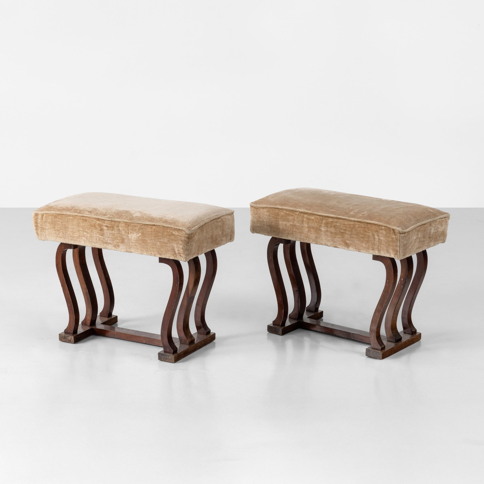 Due pouf: Struttura in legno e rivestimento in velluto. Prod. Italia, 1940 ca. . Measuers: W. 63 - D. 33,5 - H. 48 cm