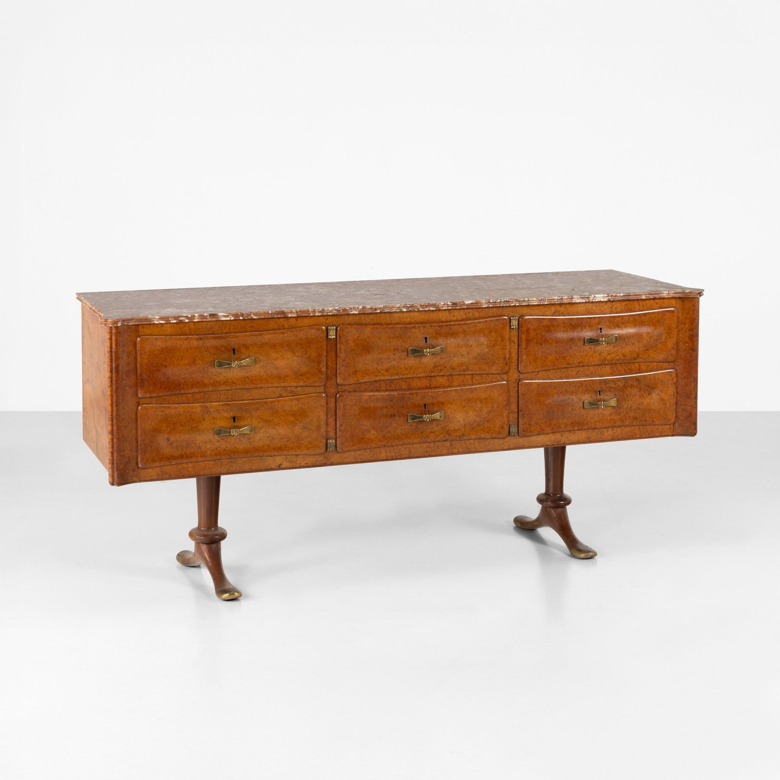 Mobile contenitore: Struttura in legno, impiallacciatura di radica e piano in marmo. Maniglie e dettagli in ottone. Prod. Italia, 1940 ca. . Measuers: W. 182 - D. 56 - H. 83 cm