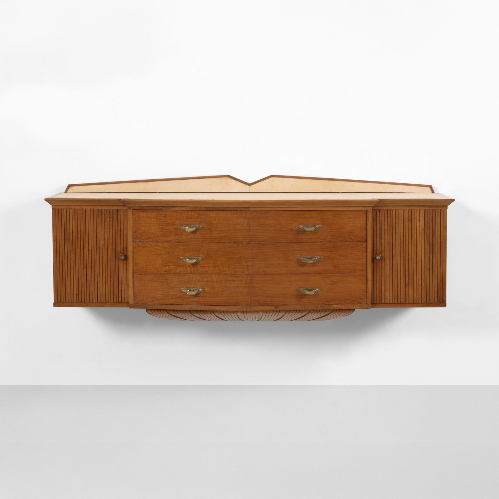 Mobile contenitore da parete: Struttura in legno e legno grissinato. Rivestimento in pergamena e materiale plastico. Maniglie in ottone. Prod. Italia, 1940 ca. . Measuers: cm 171X50X65