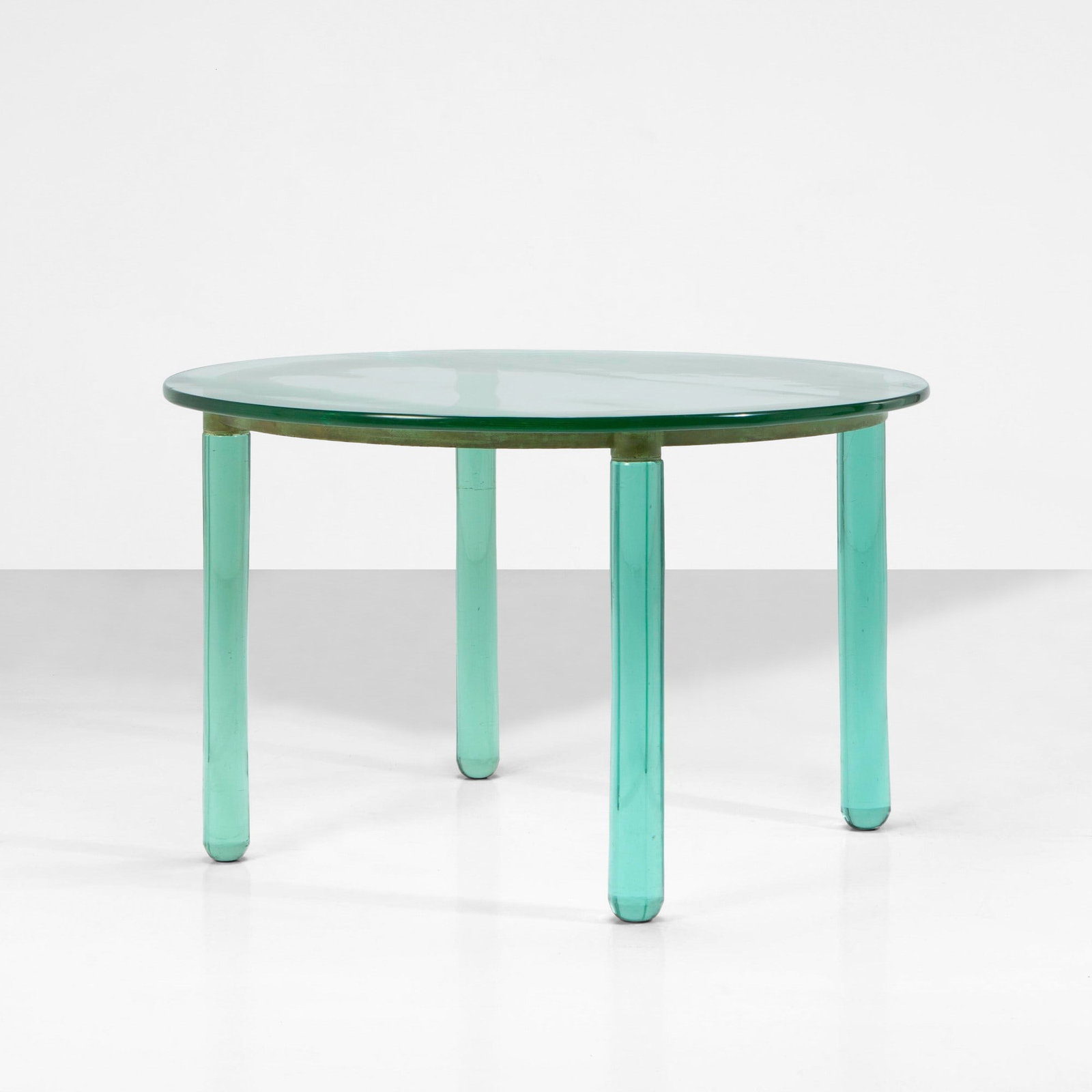 Archimede Seguso Tavolo: Struttura in vetro di Murano colorato e piano in cristallo molato di forte spessore. Dettagli in metallo laccato. Prod. Archimede Seguso, Italia, 1940 ca. . Measuers: W. 121 - H. 75 cm
