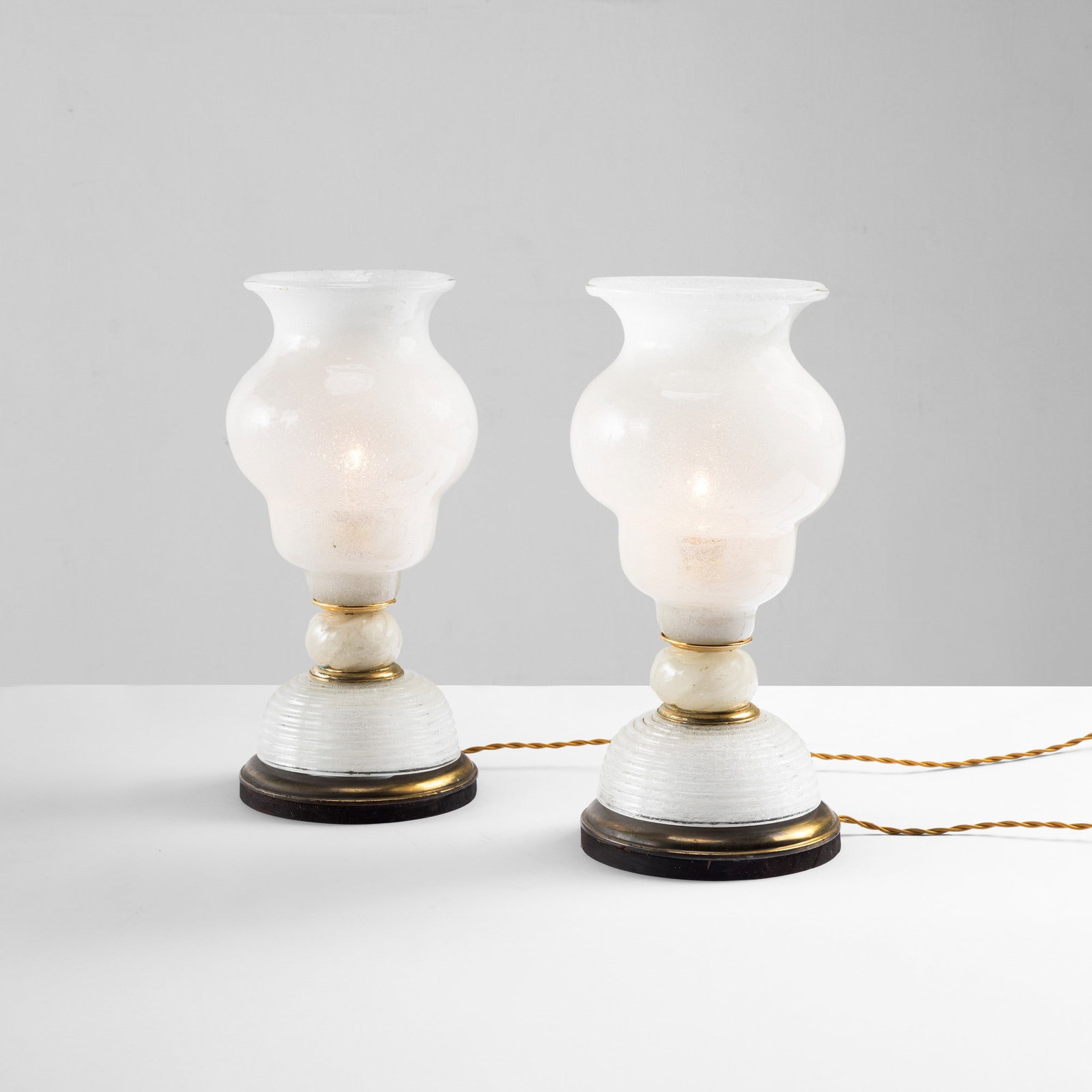 Seguso Due lampade da tavolo: Struttura in ottone e vetro pulegoso, base in legno ebanizzato. Prod. Seguso, Italia, 1940 ca. . Measuers: W. 22 - H. 44 cm
