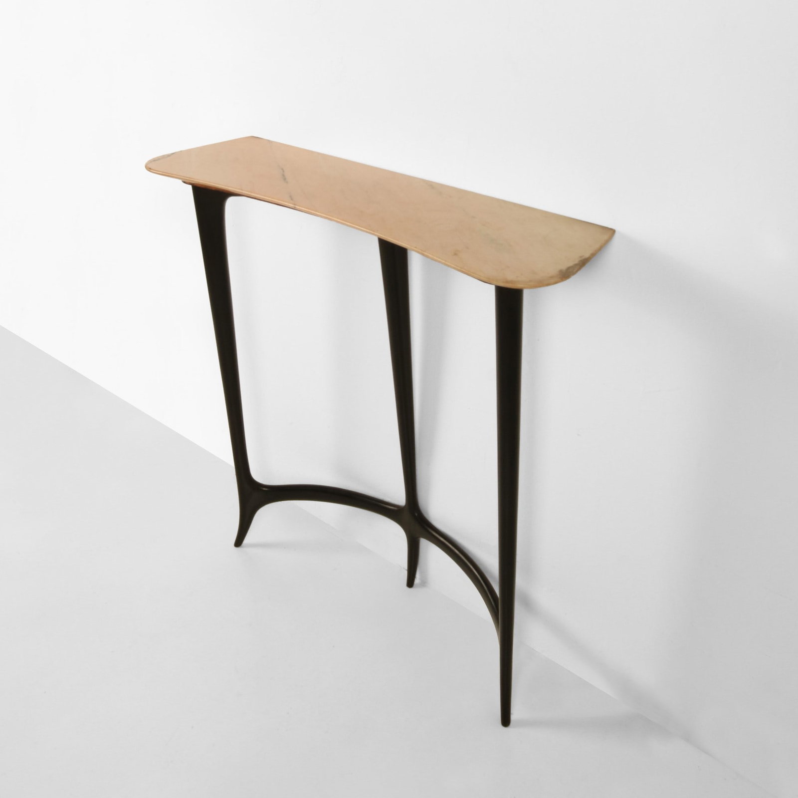Ezio Minotti Console da parete: Struttura e sostegni in legno ebanizzato, piano in marmo. Prod. Italia, 1950 ca. . Measuers: W. 98 - D. 27 - H. 90 cm