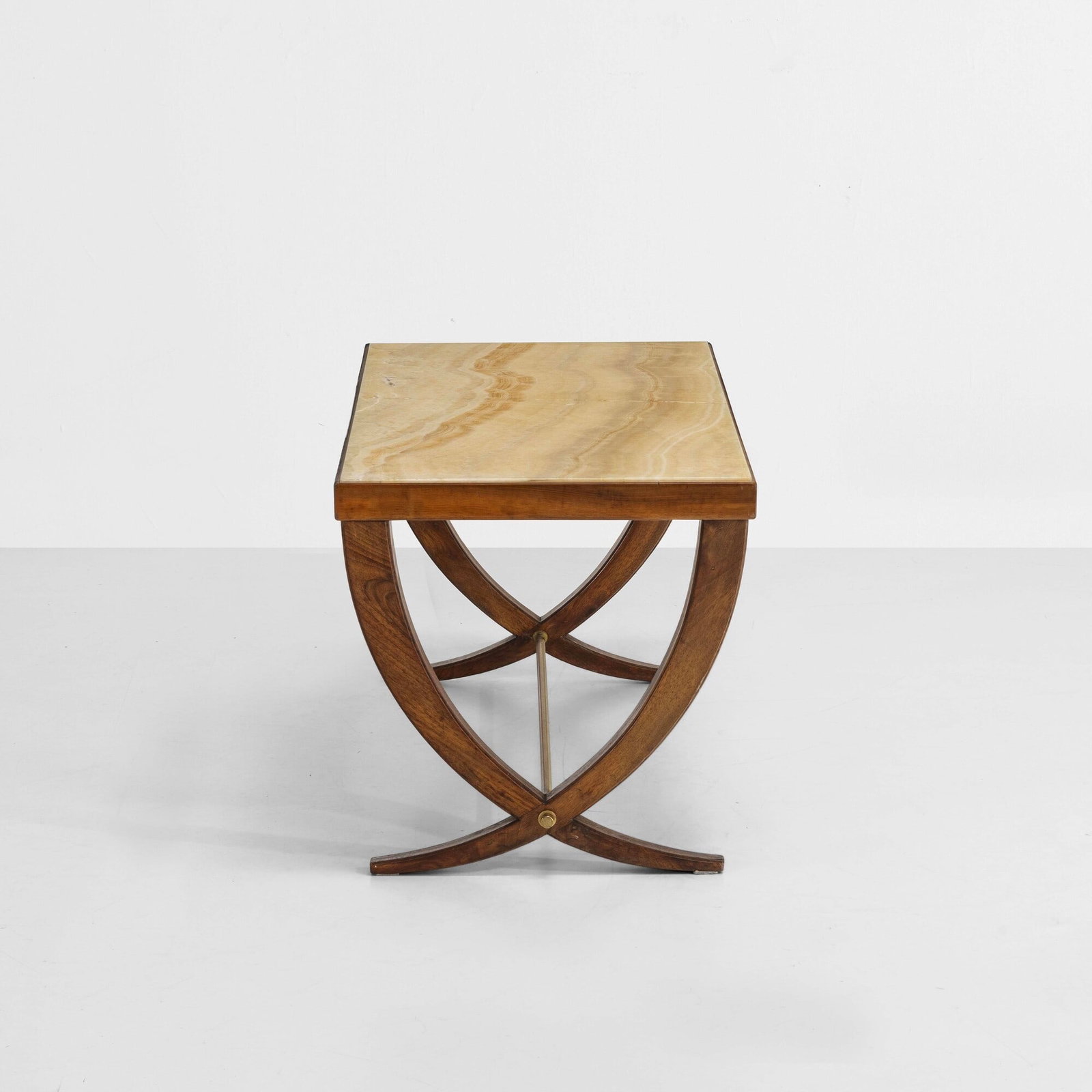 Tavolo basso: Struttura in legno e dettagli in ottone. Piano in onice. Prod. Italia, 1950 ca. . Measuers: cm 85X45X45