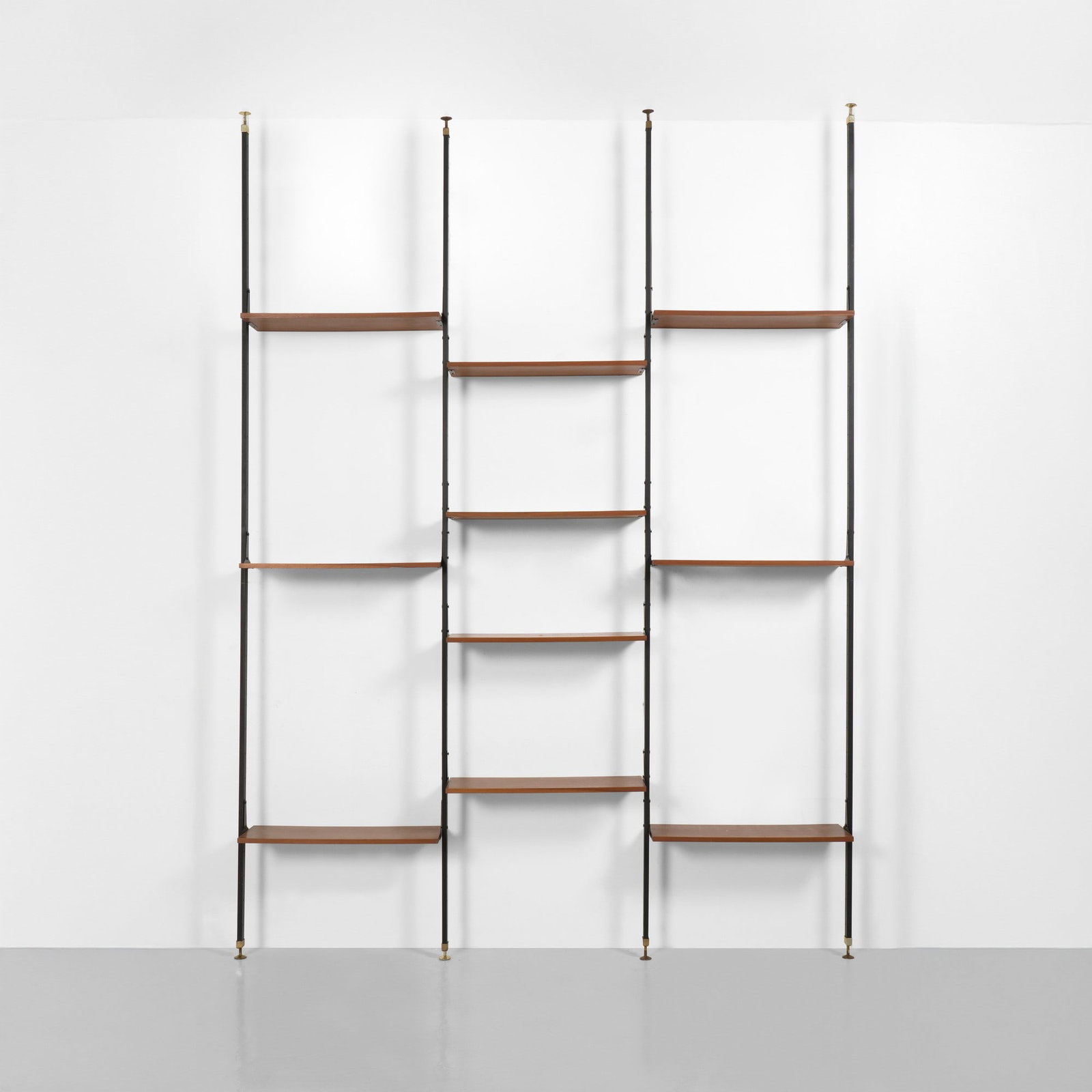Libreria cielo terra: Struttura in metallo laccato e puntali in ottone. Mensole in legno impiallacciato. Prod. Italia, 1950 ca. . Measuers: Cm 260X31X355