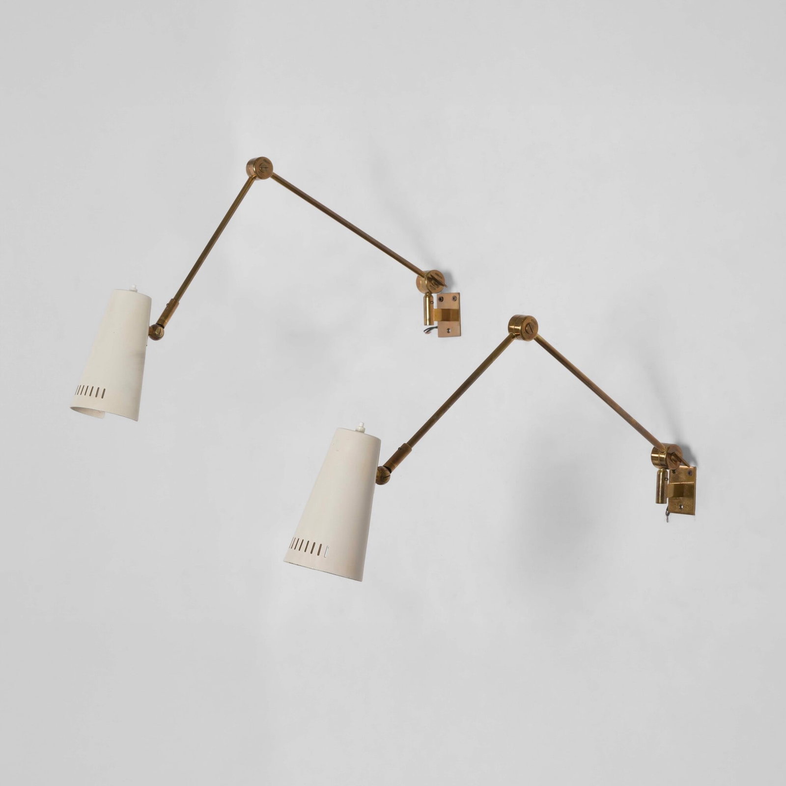Stilnovo Due lampade da parete orientabili: Struttura in ottone e diffusore in metallo laccato. Marchio originale. Prod. Stilnovo, Italia, 1950 ca. cm 85x11x85 (misure massime) . Misure:
