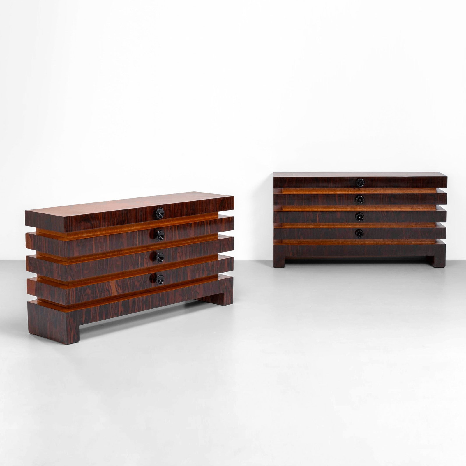 Due consoles: Struttura in legno e legno impiallacciato. Prod. Italia, 1940 ca. . Measuers: W. 150 - D. 42 - H. 80 cm