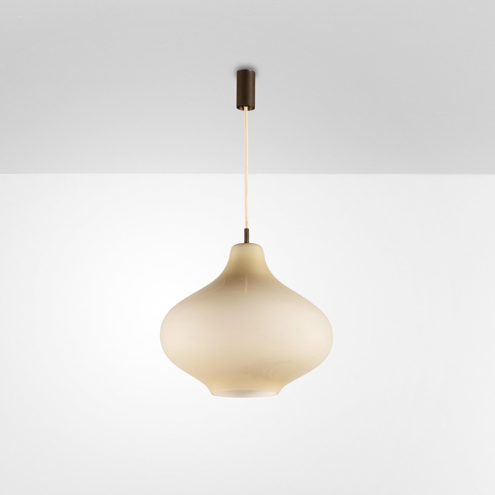 Massimo Vignelli Lampada a sospensione mod. 4039: Struttura in ottone e diffusore in vetro di Murano. Prod. Venini, Italia, 1950 ca. . Measuers: W. 35 - H. 70 cm