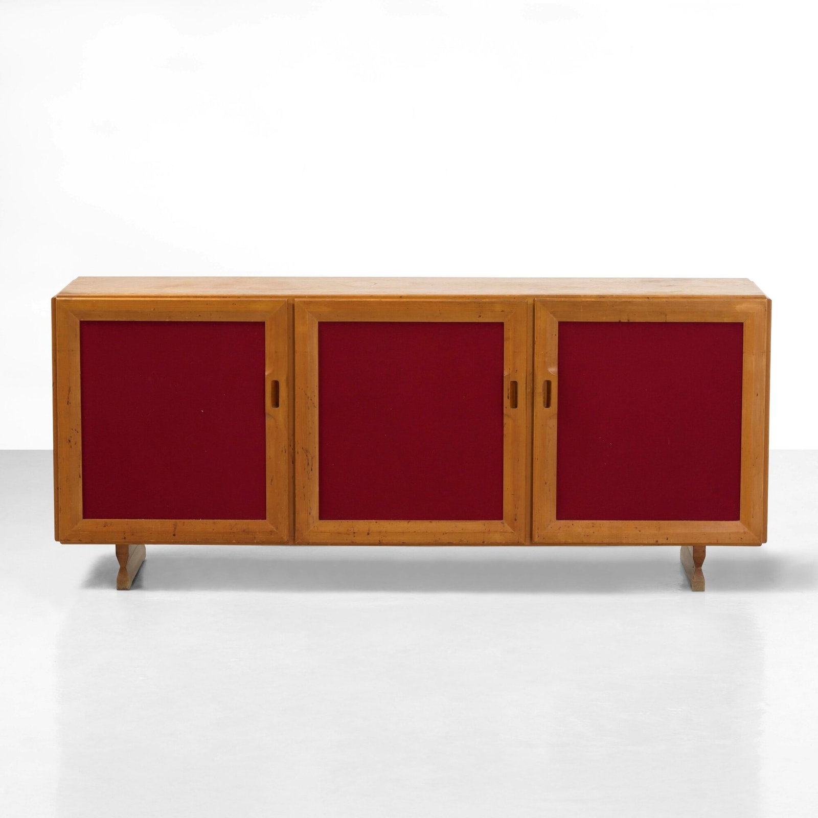 Franco Albini Mobile contenitore mod. MB15: Struttura, sostegni e piano in legno con rivestimento in tessuto. Prod. Poggi, Italia, 1957. G. Gramigna, Repertorio del design italiano 1950-2000, p. 53, Allemandi, 2021 . Measuers: cm 182X48X77